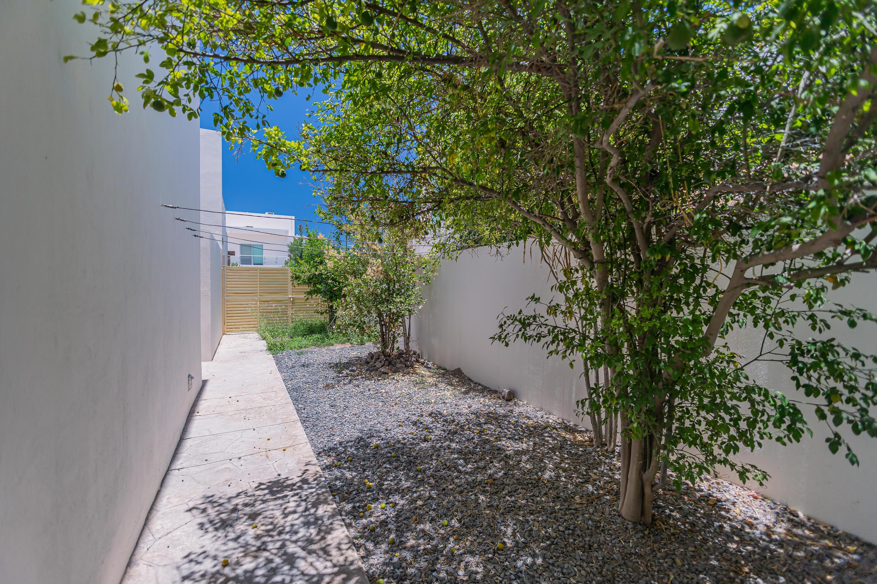 2, Casa Puerta Azul