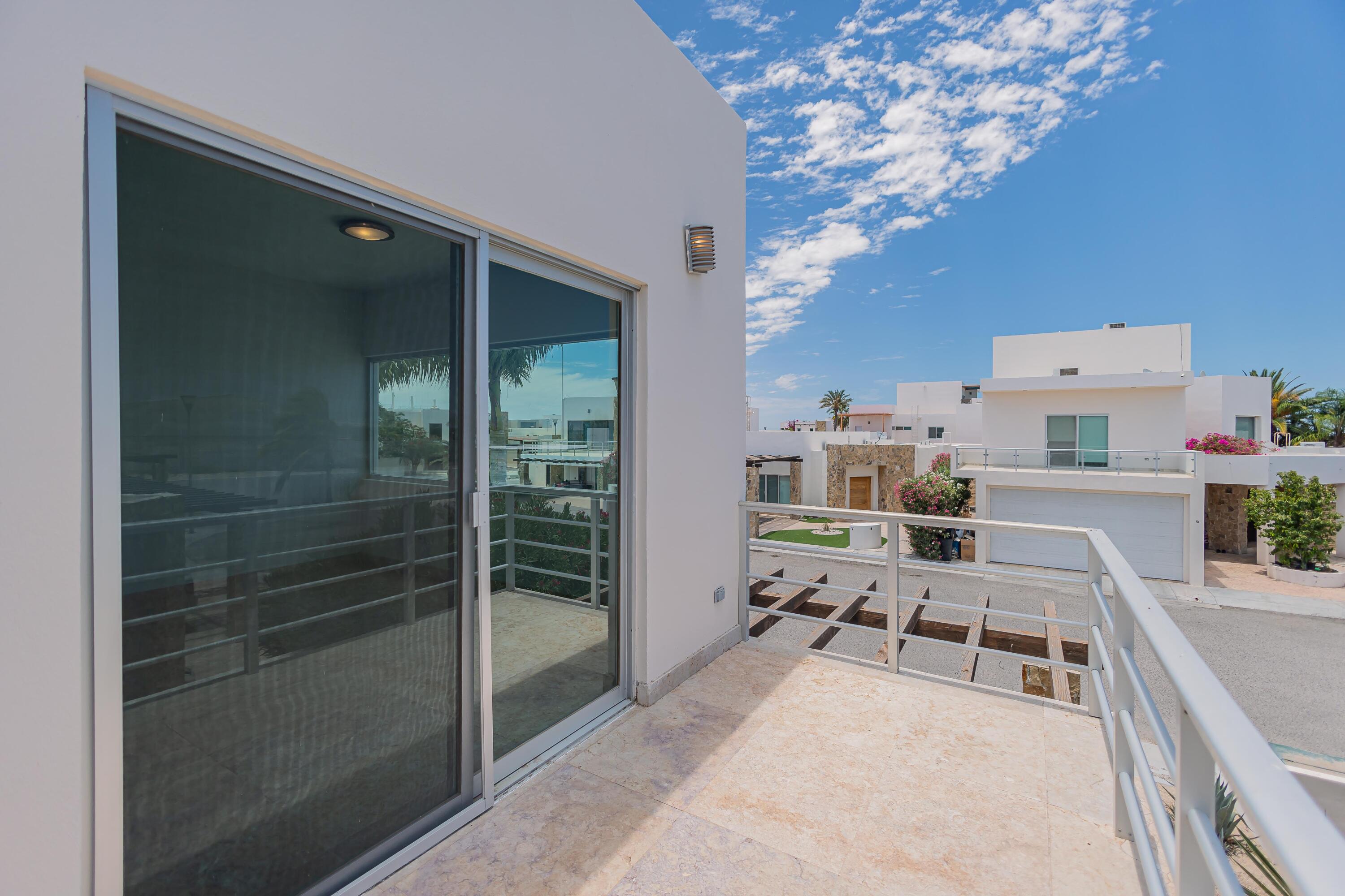 2, Casa Puerta Azul