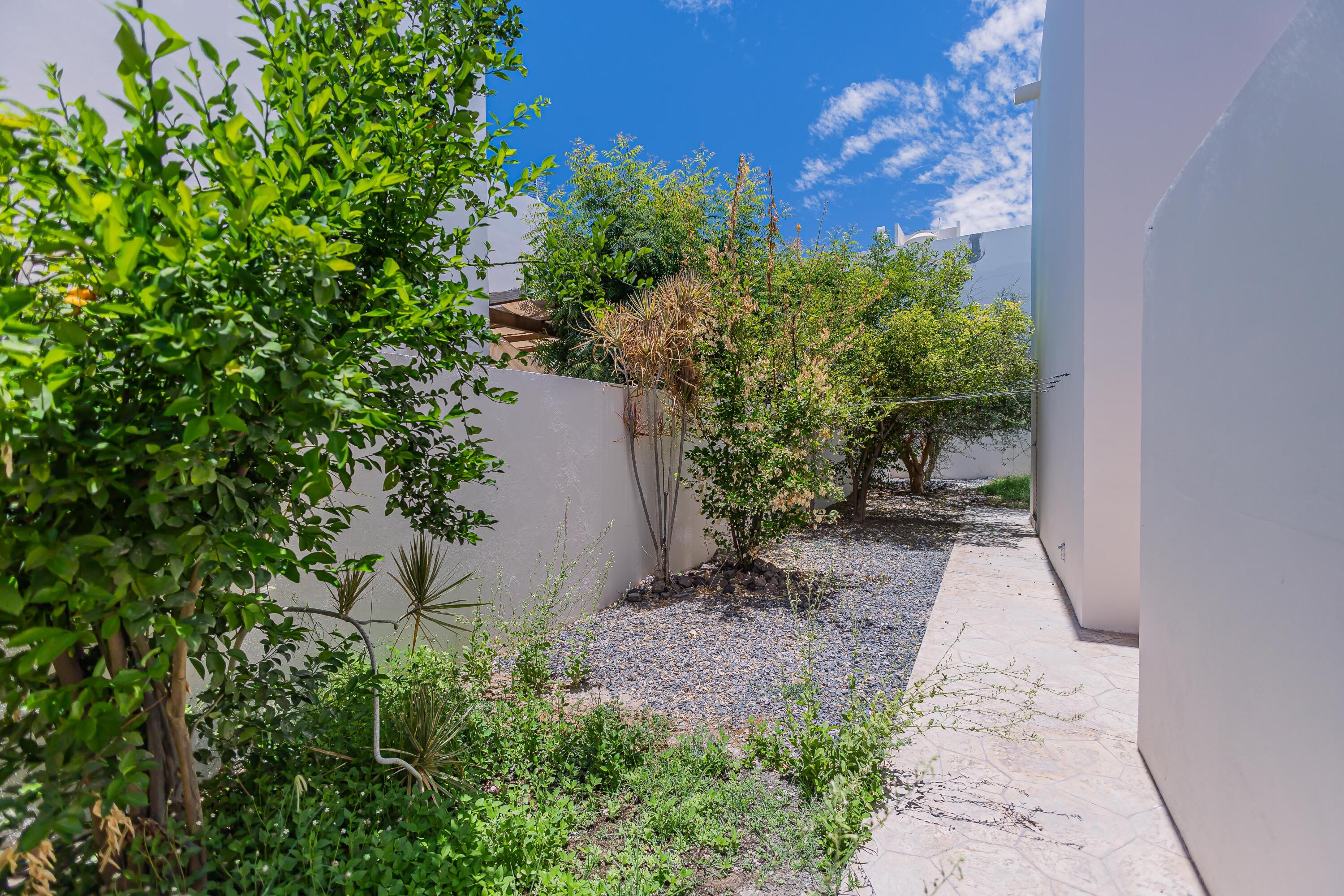 2, Casa Puerta Azul