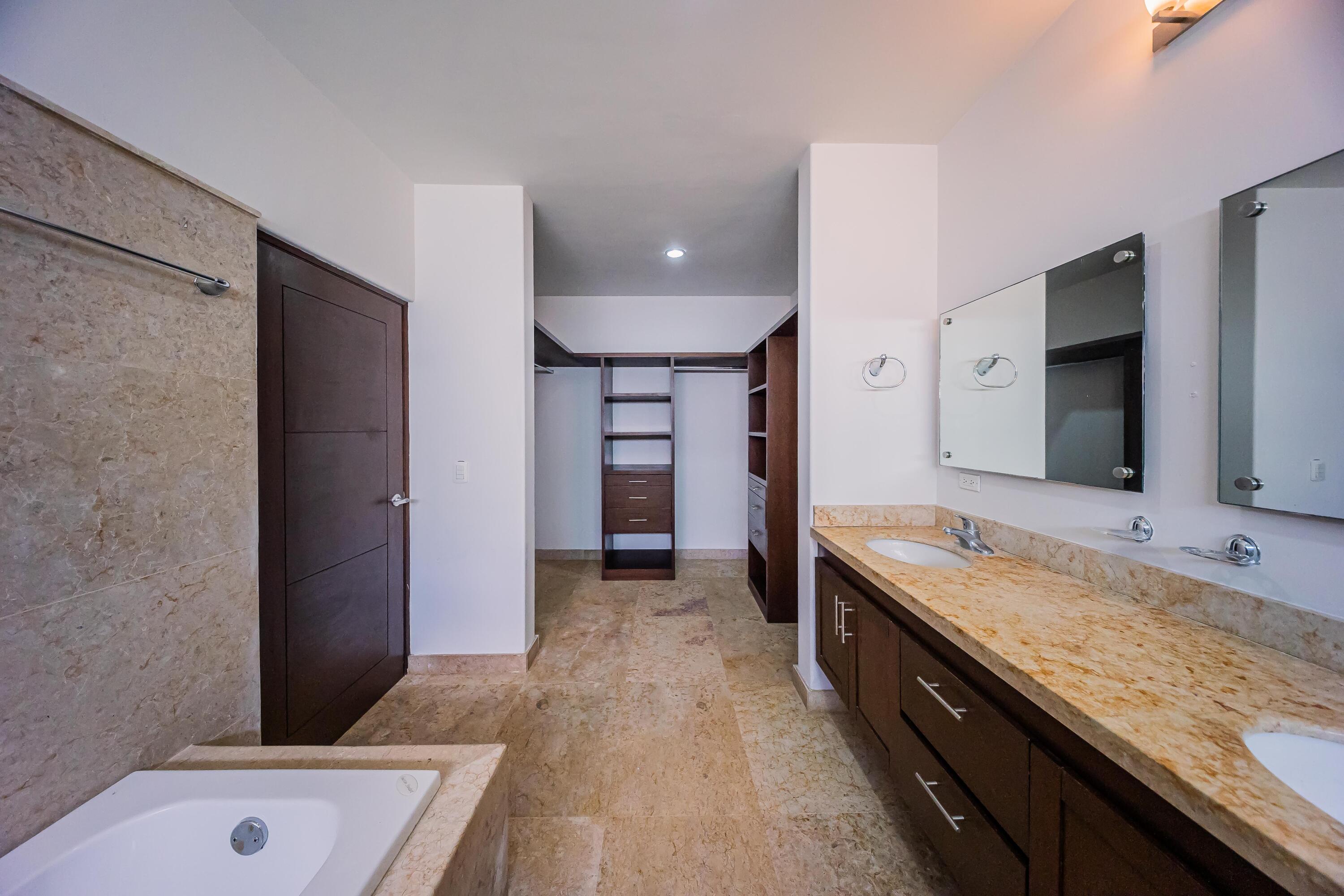 2, Casa Puerta Azul