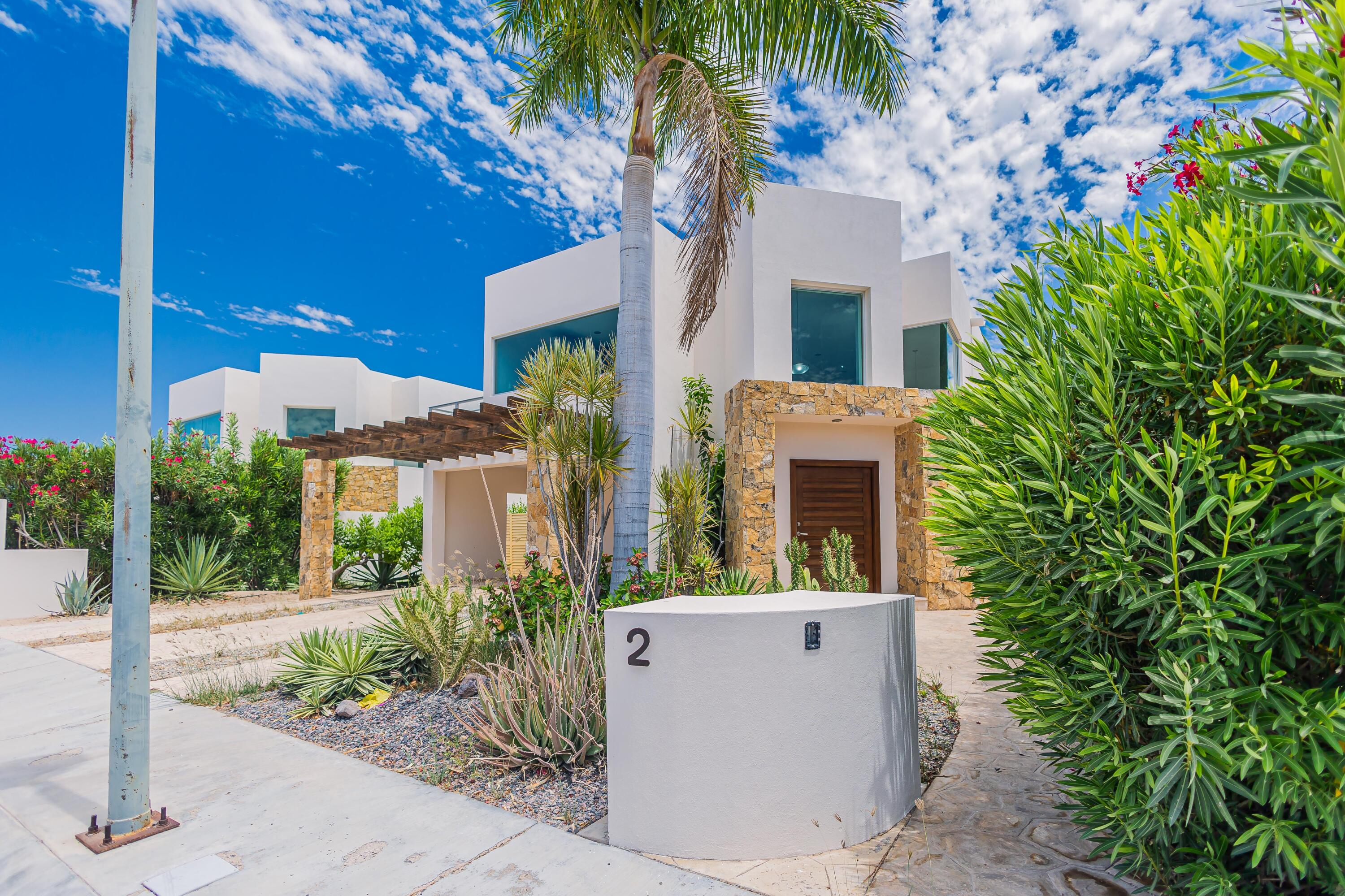 2, Casa Puerta Azul