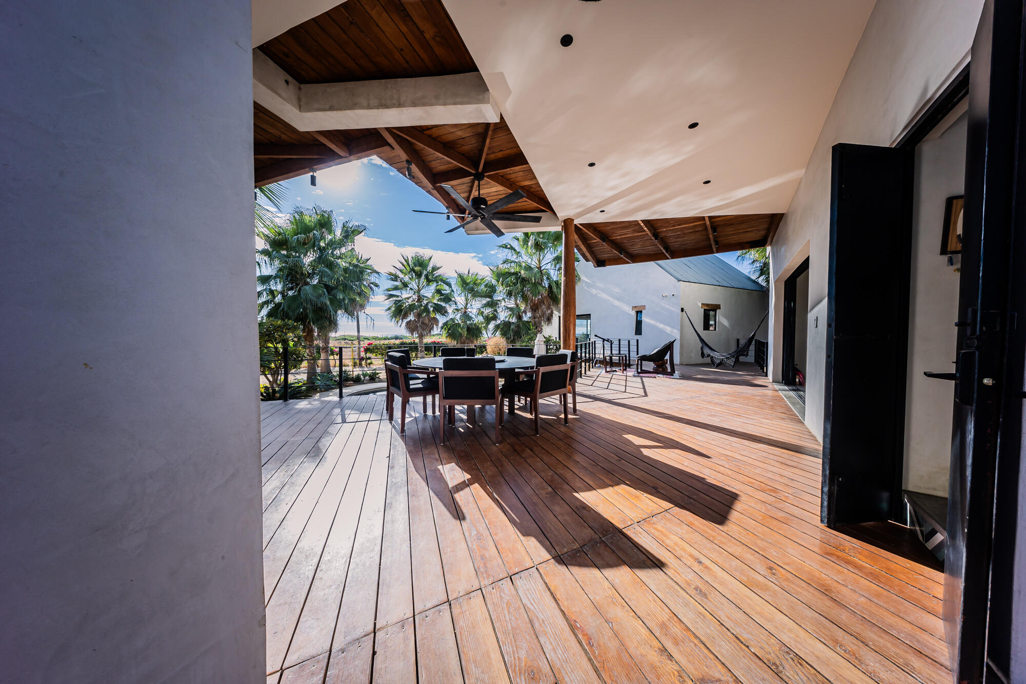 C. de Acceso MiniSuper Munchie, Casa Locura