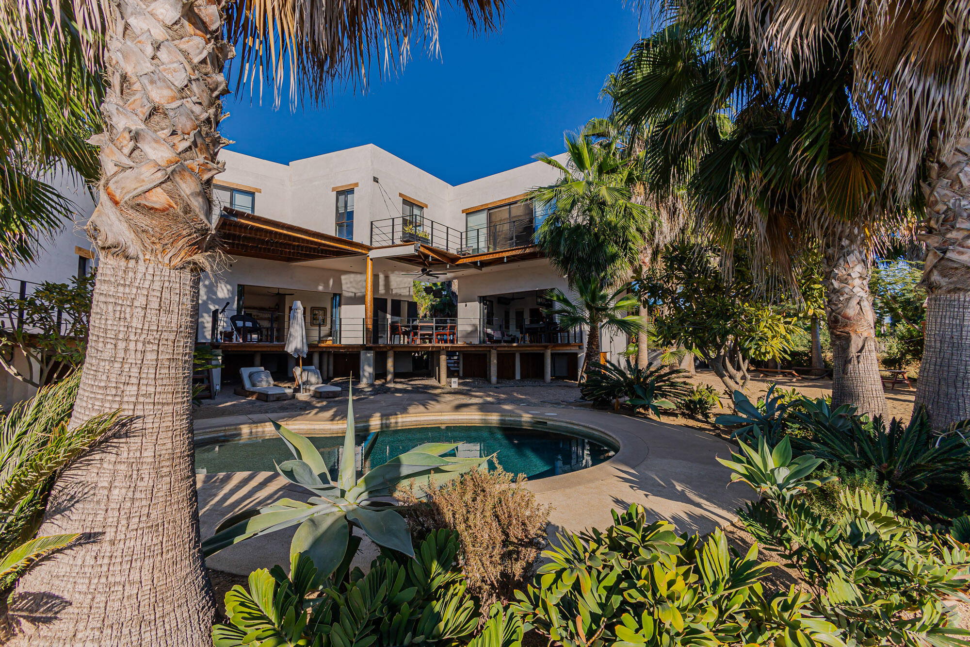 C. de Acceso MiniSuper Munchie, Casa Locura