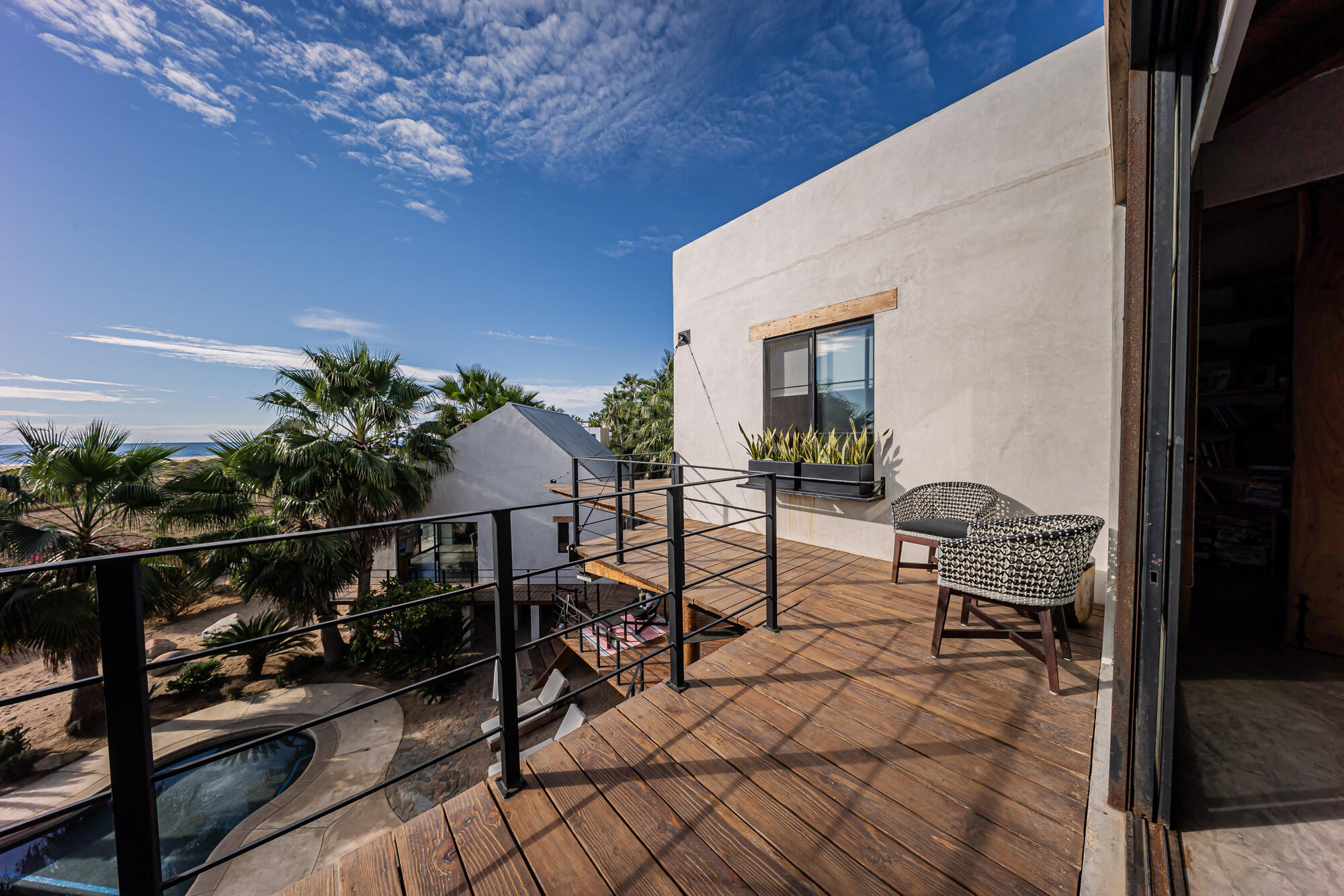 C. de Acceso MiniSuper Munchie, Casa Locura