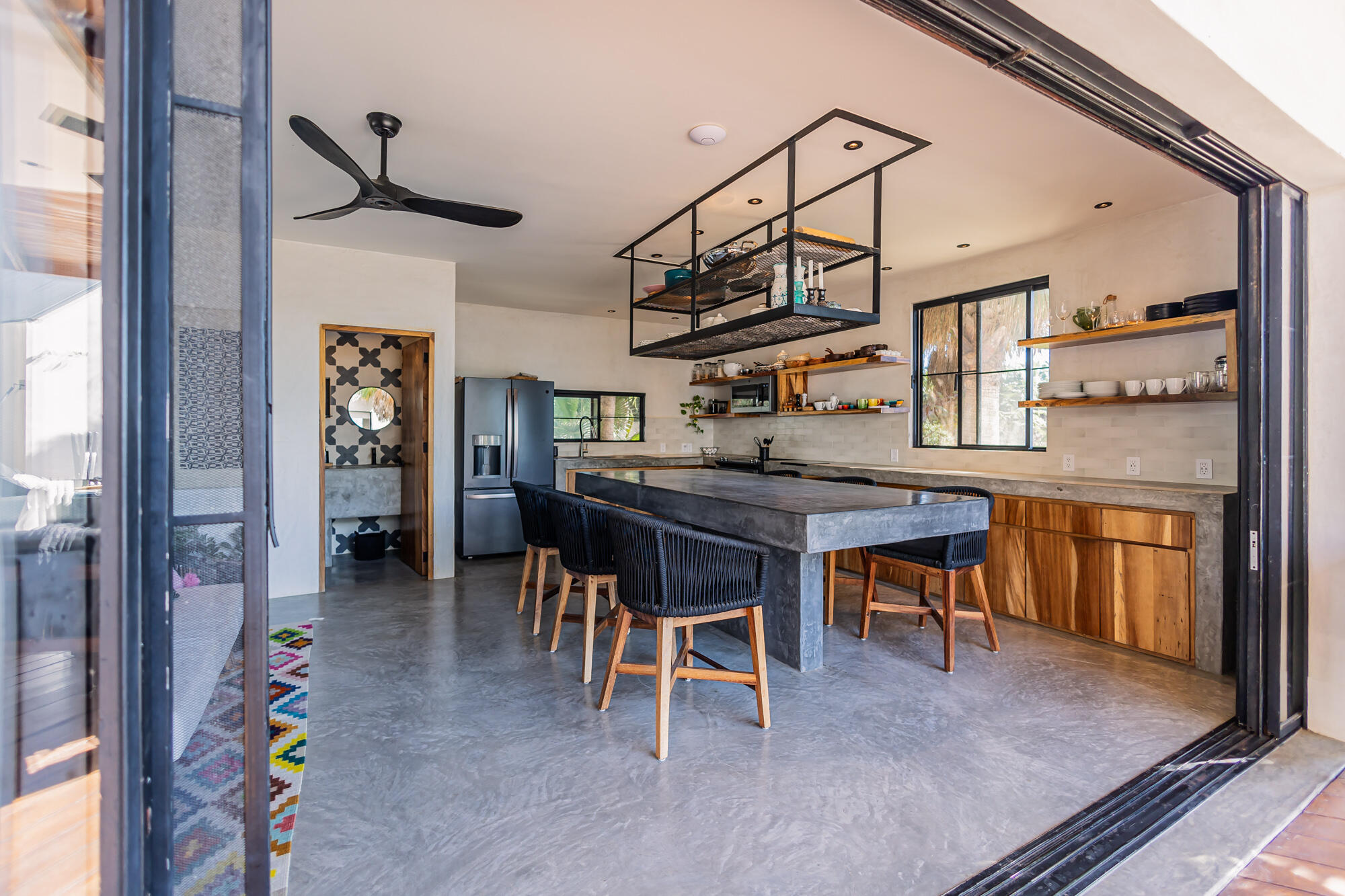 C. de Acceso MiniSuper Munchie, Casa Locura