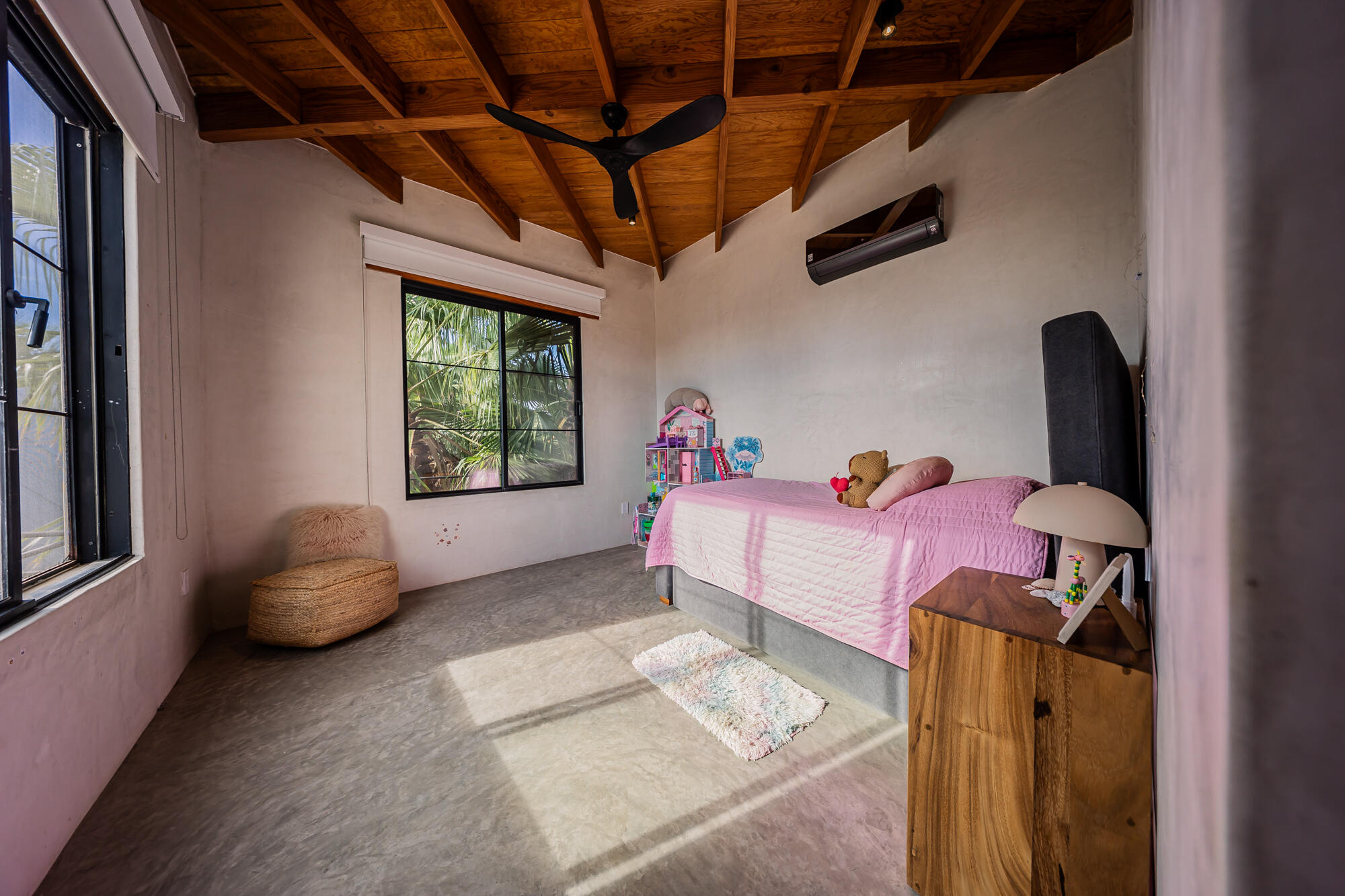 C. de Acceso MiniSuper Munchie, Casa Locura