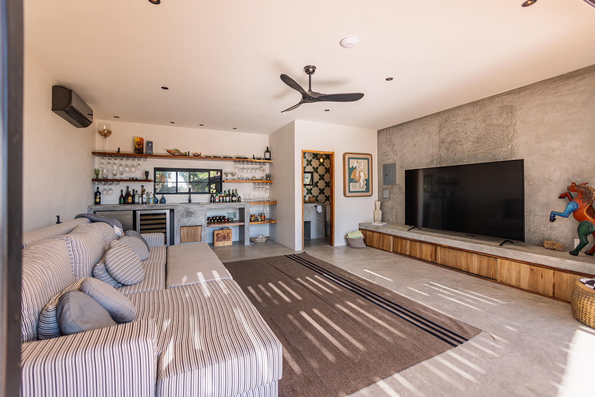 C. de Acceso MiniSuper Munchie, Casa Locura