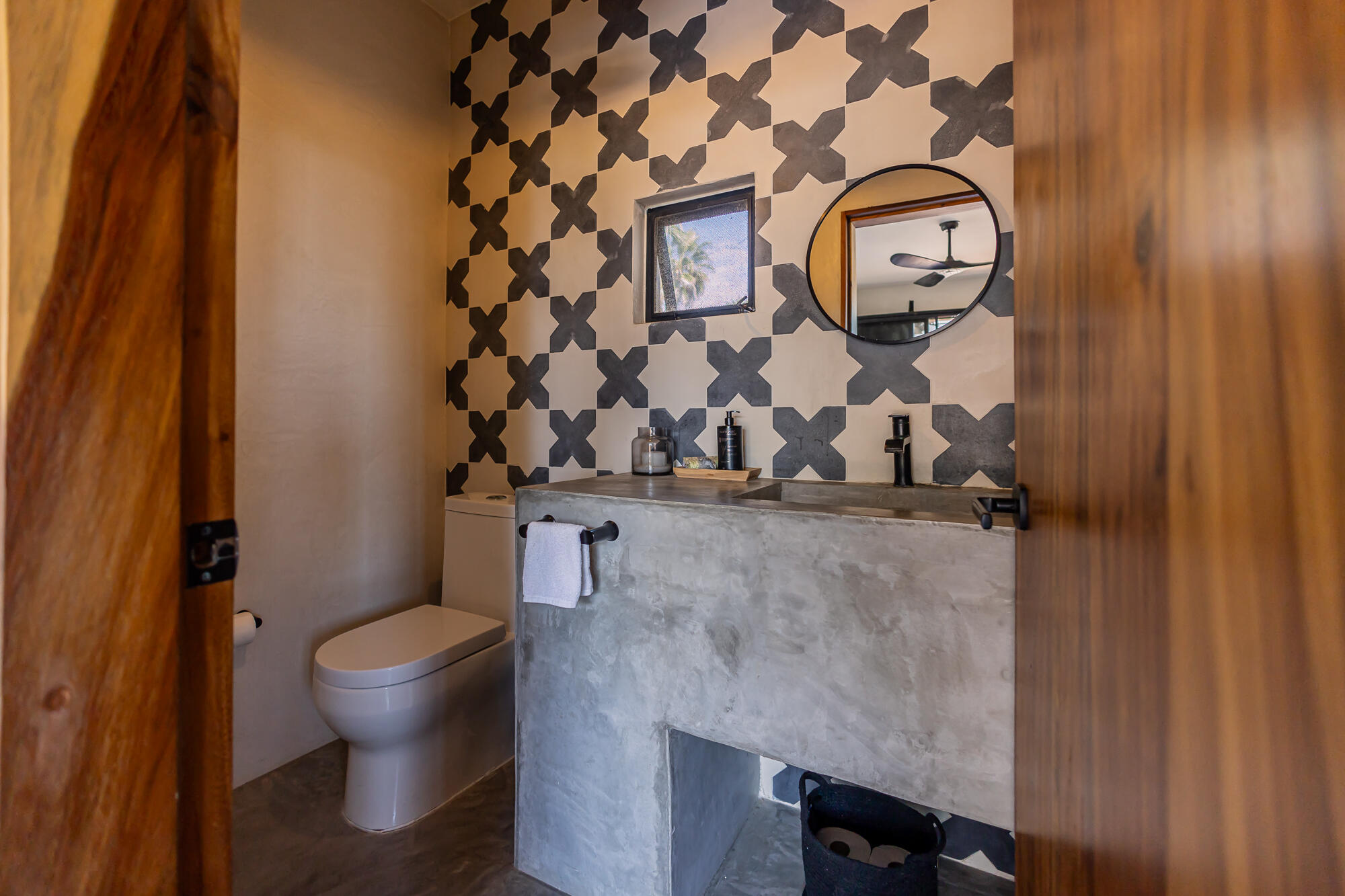 C. de Acceso MiniSuper Munchie, Casa Locura