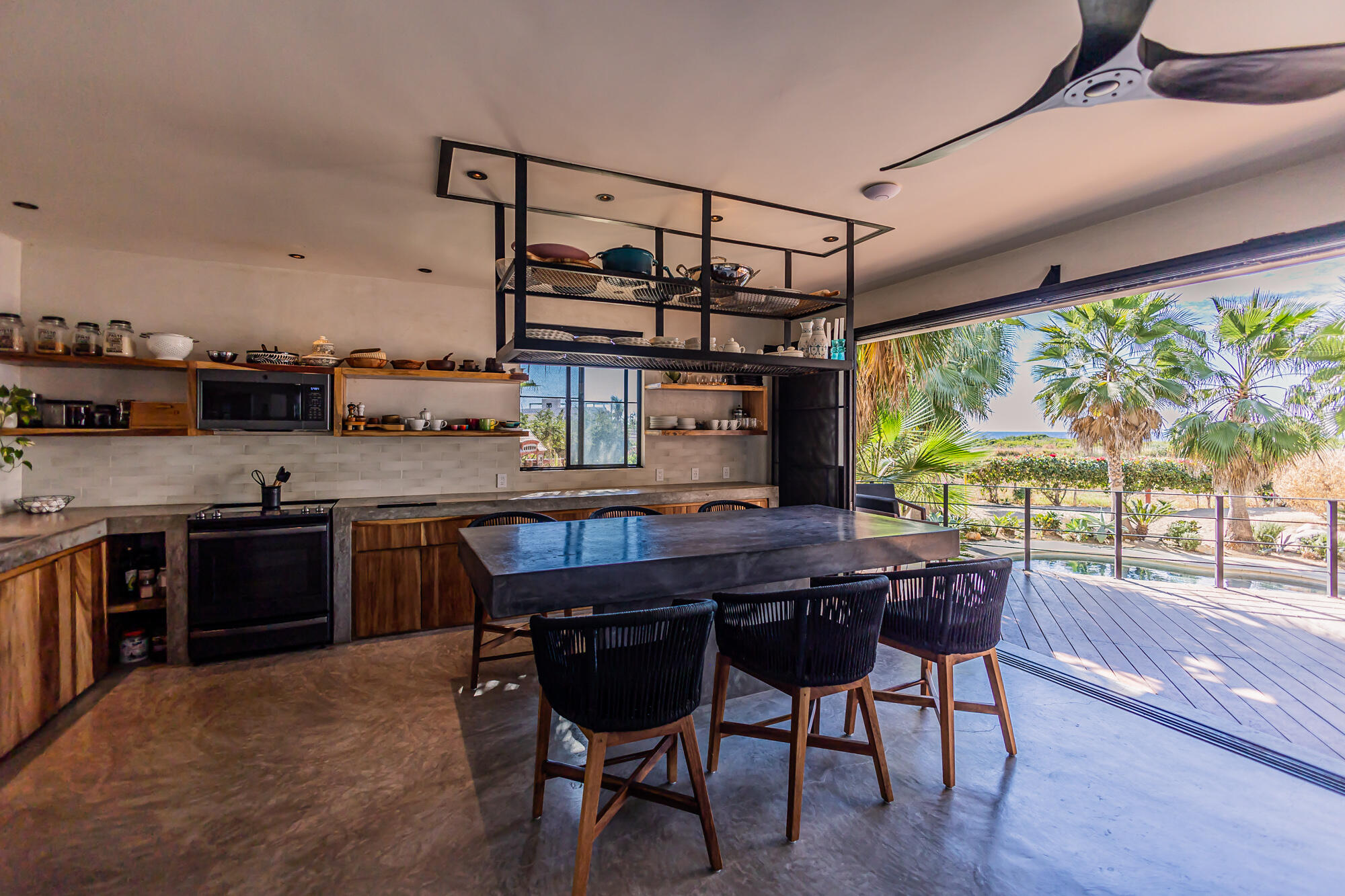 C. de Acceso MiniSuper Munchie, Casa Locura