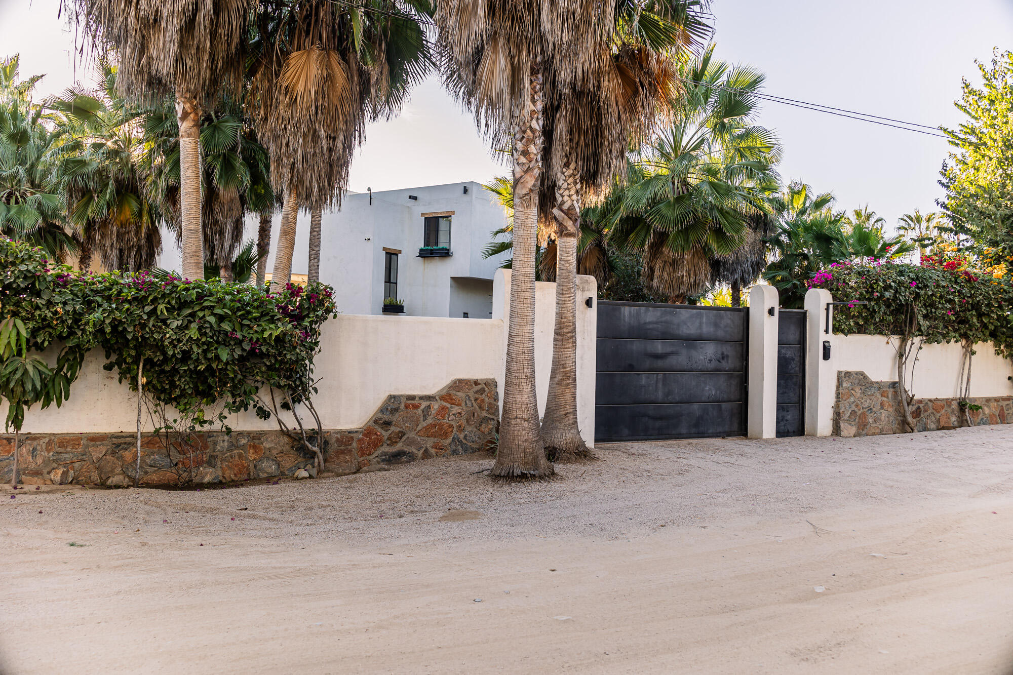 C. de Acceso MiniSuper Munchie, Casa Locura