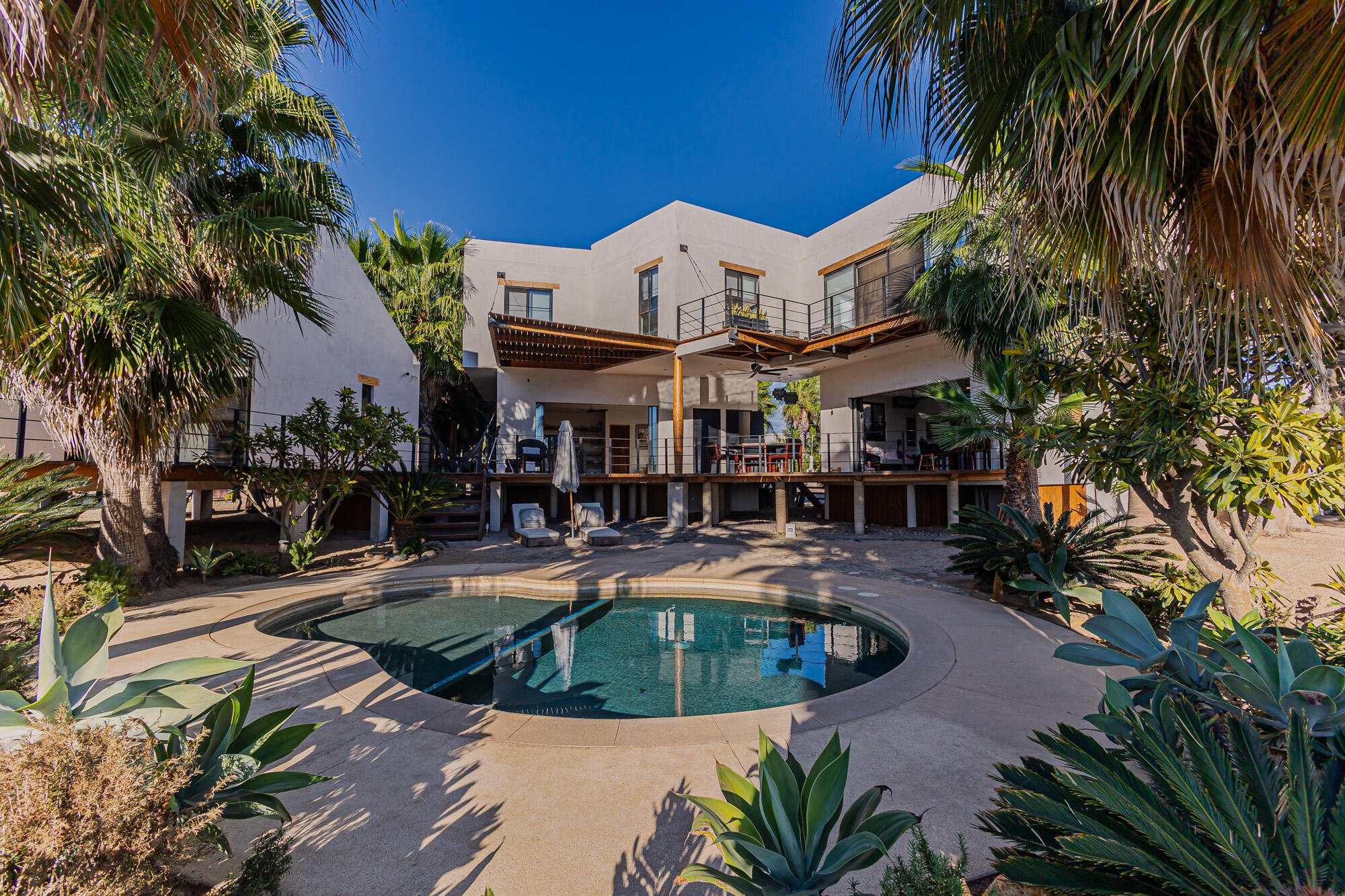 C. de Acceso MiniSuper Munchie, Casa Locura