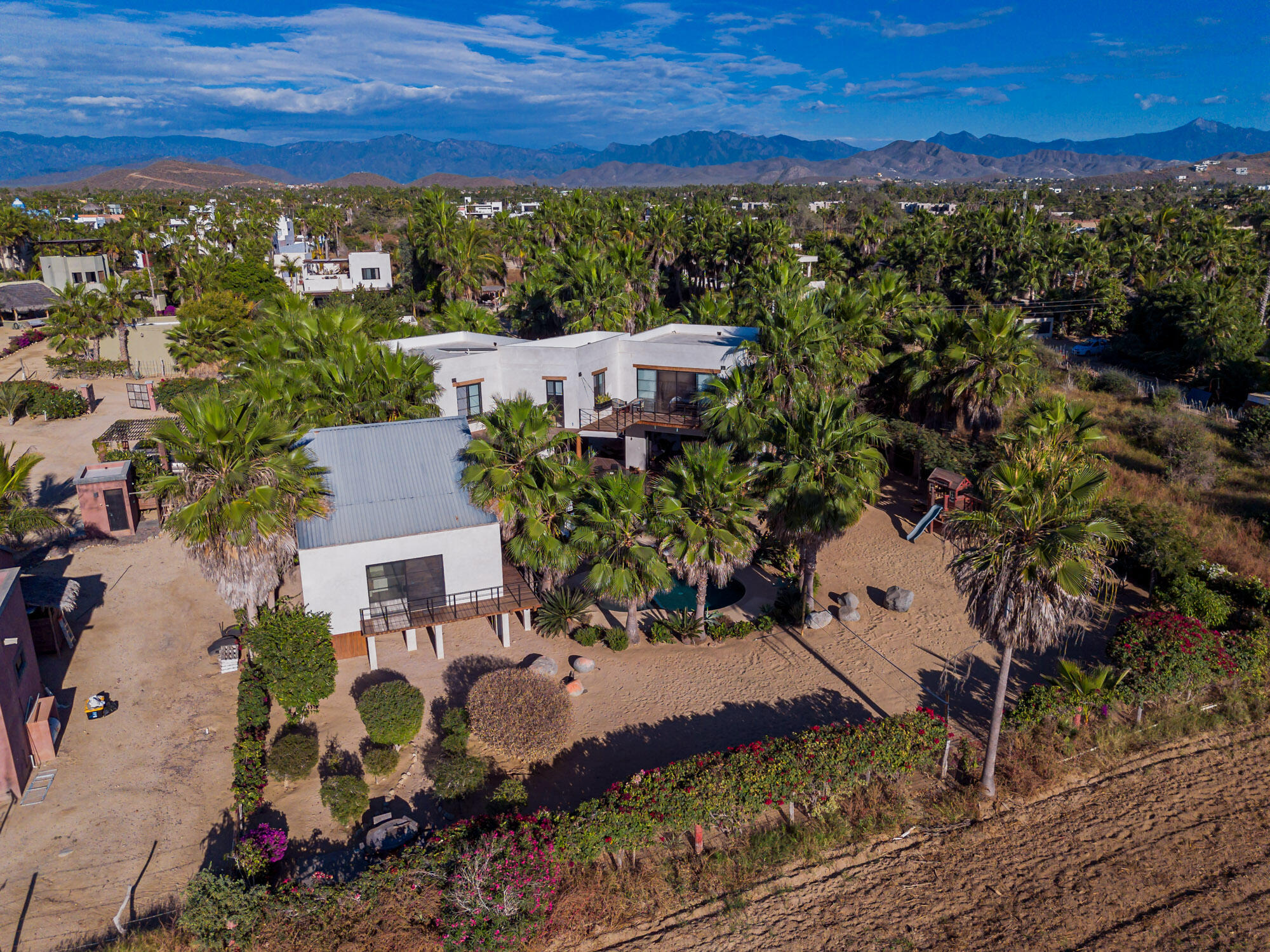 C. de Acceso MiniSuper Munchie, Casa Locura