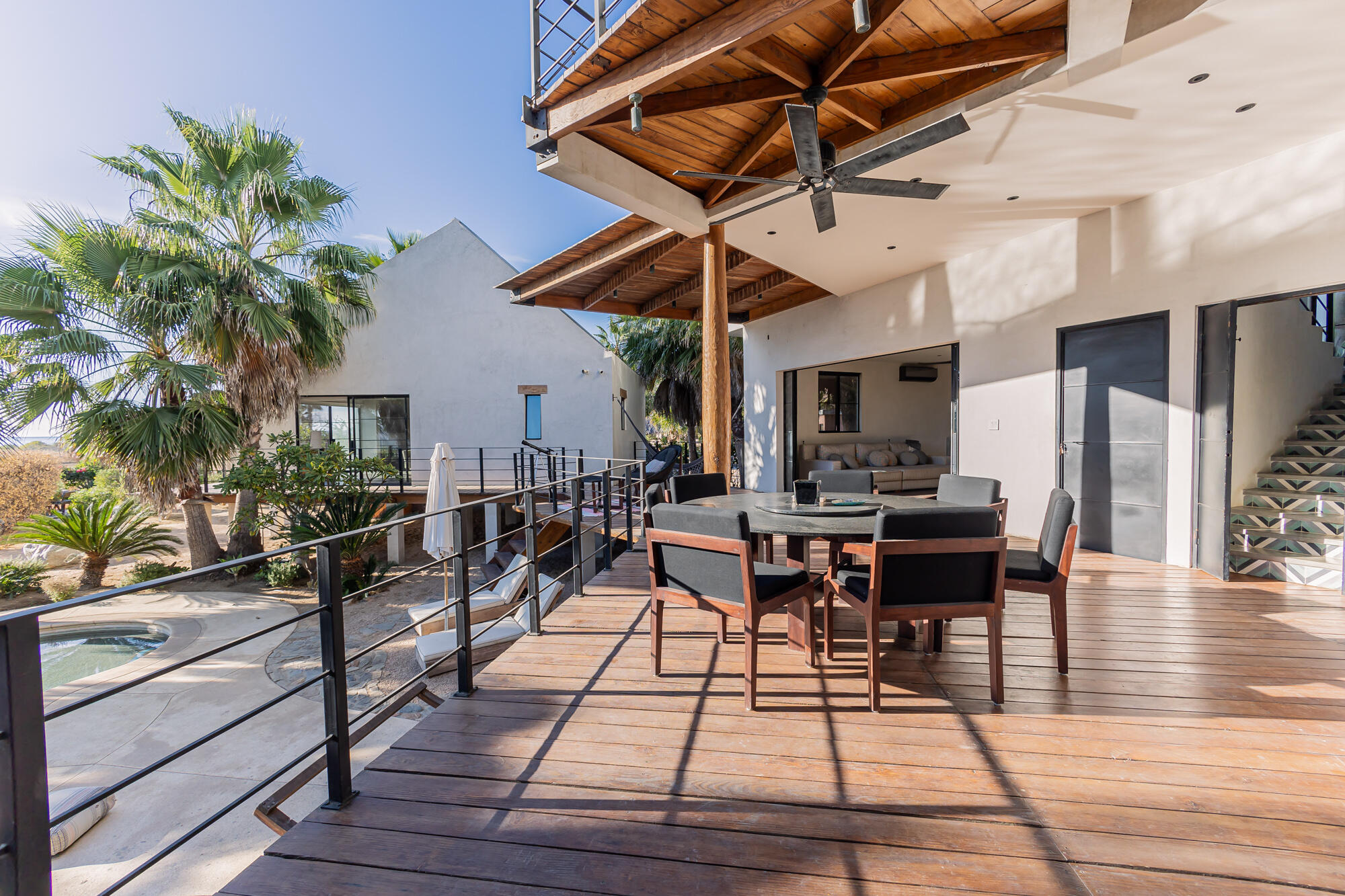 C. de Acceso MiniSuper Munchie, Casa Locura