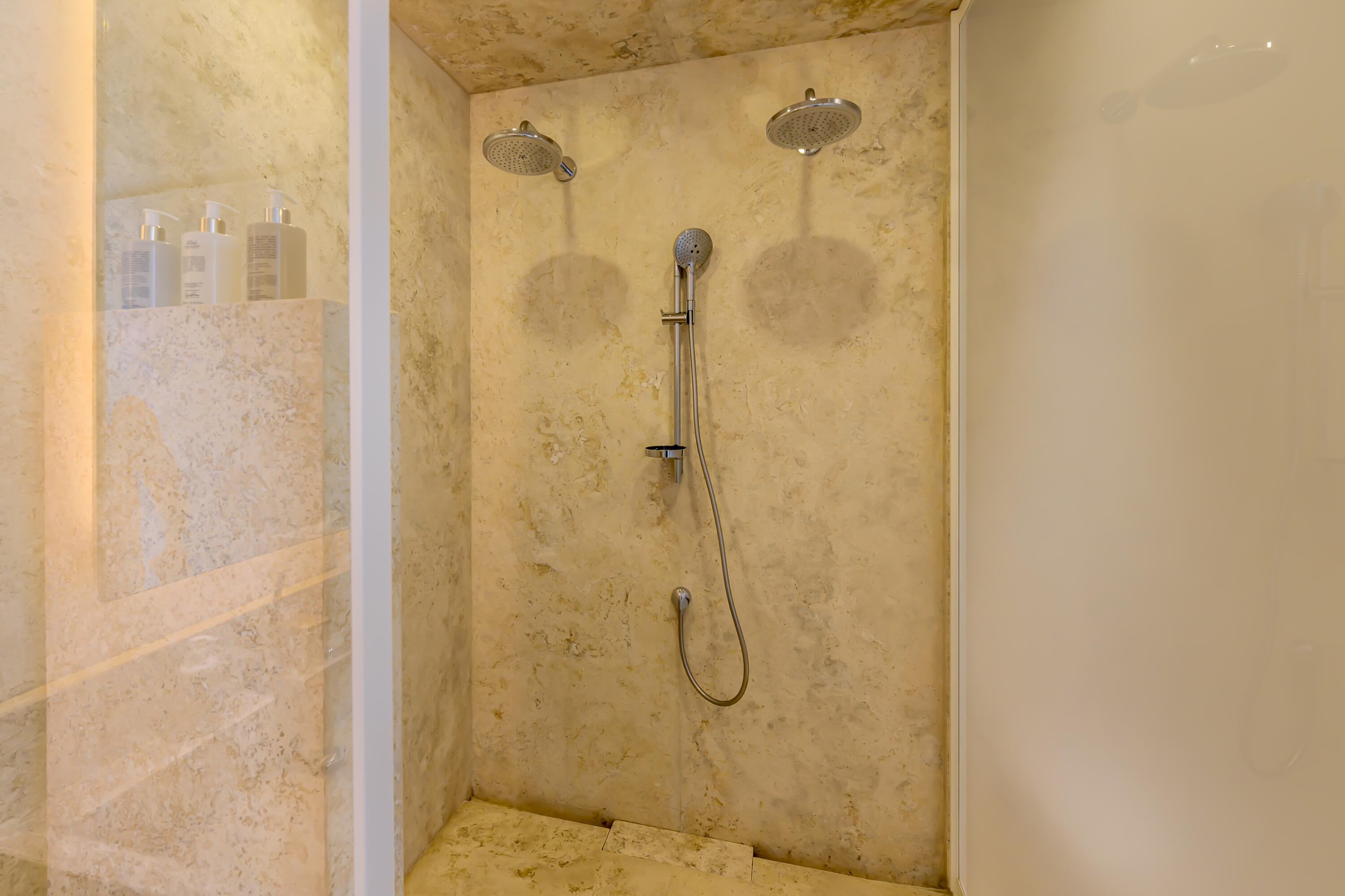 P.º Malecon San Jose, Viceroy 4A