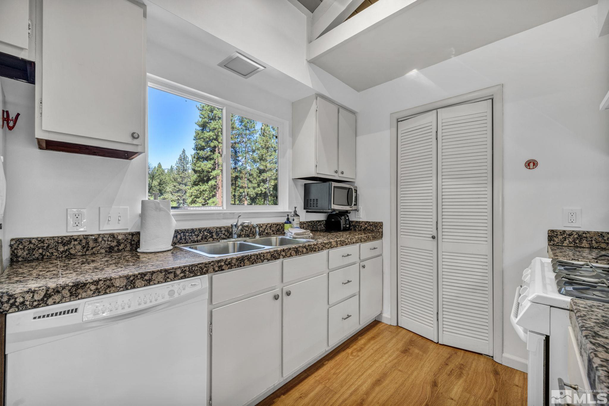 321 Ski Way, 48