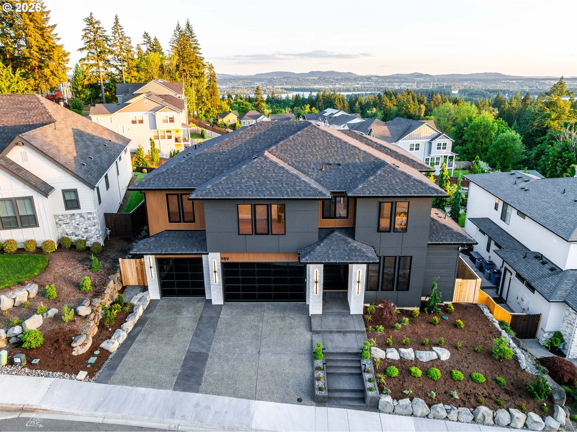 989 W MAGNOLIA LOOP