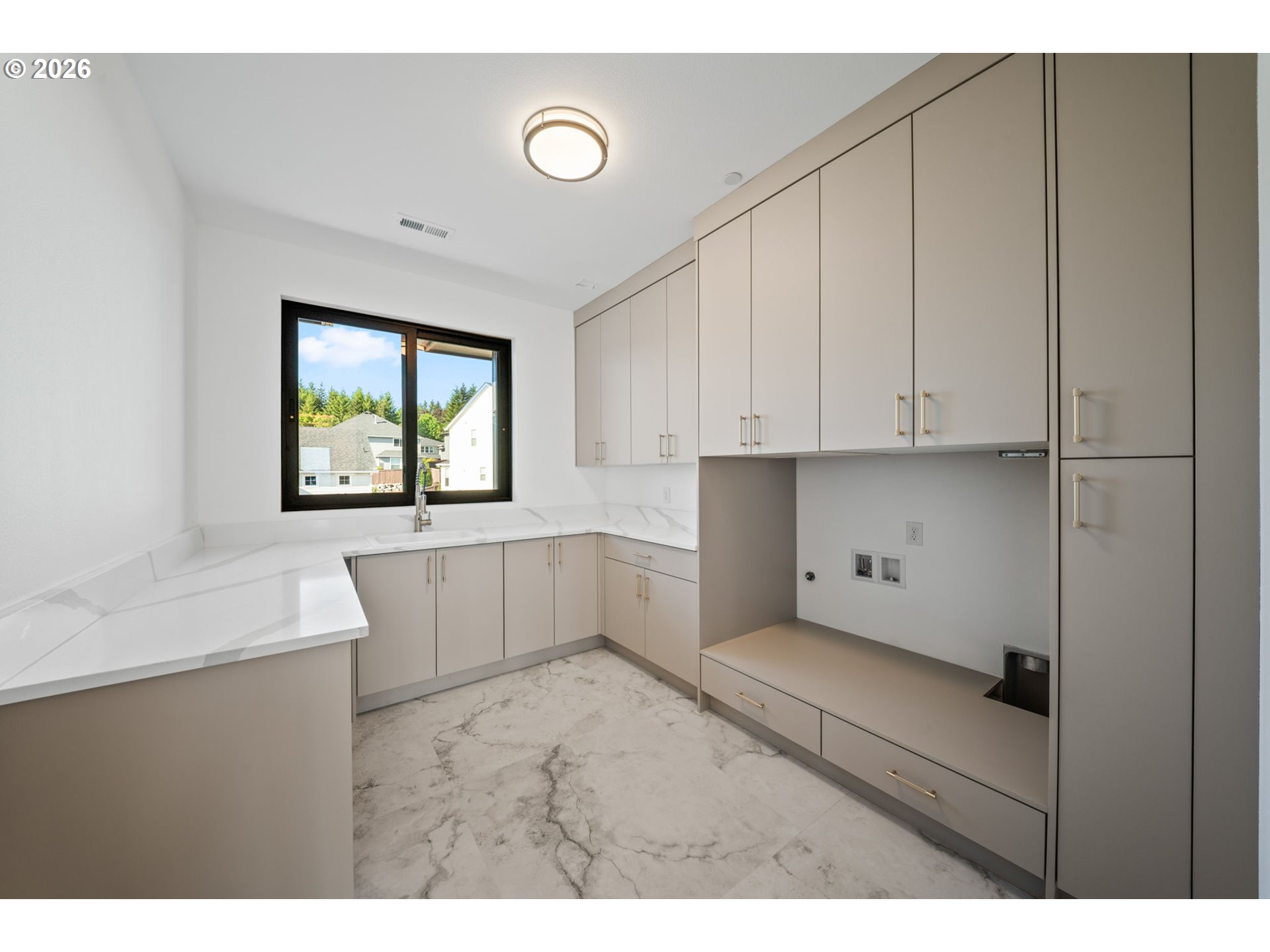 989 W MAGNOLIA LOOP