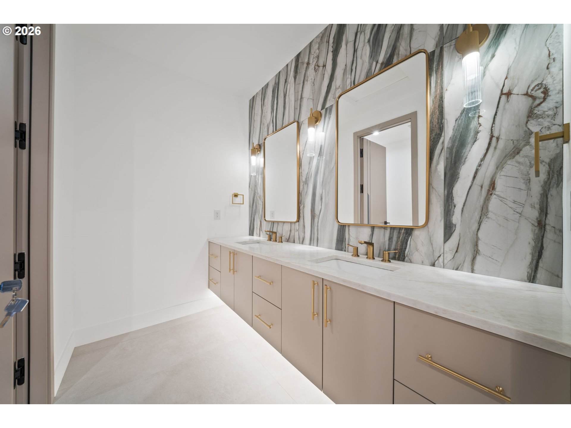 989 W MAGNOLIA LOOP