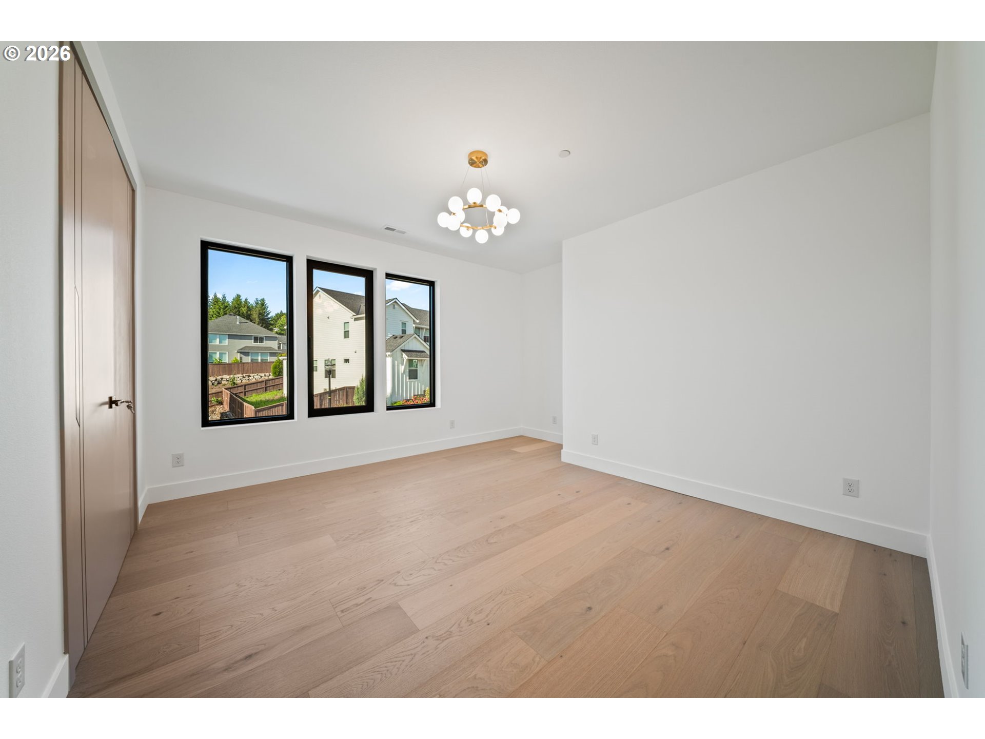 989 W MAGNOLIA LOOP