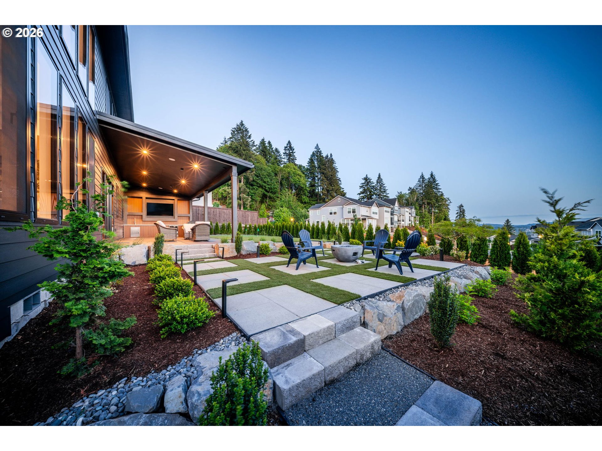 989 W MAGNOLIA LOOP