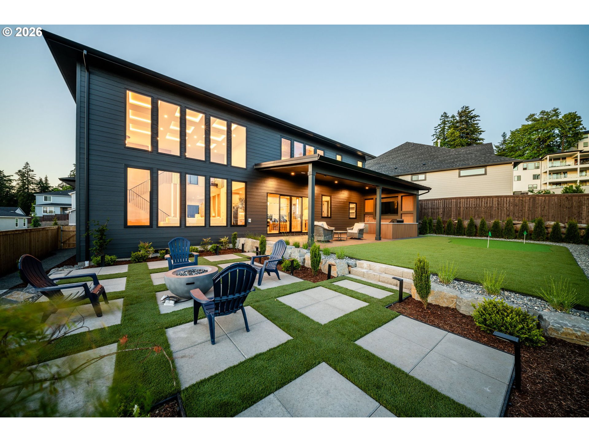 989 W MAGNOLIA LOOP
