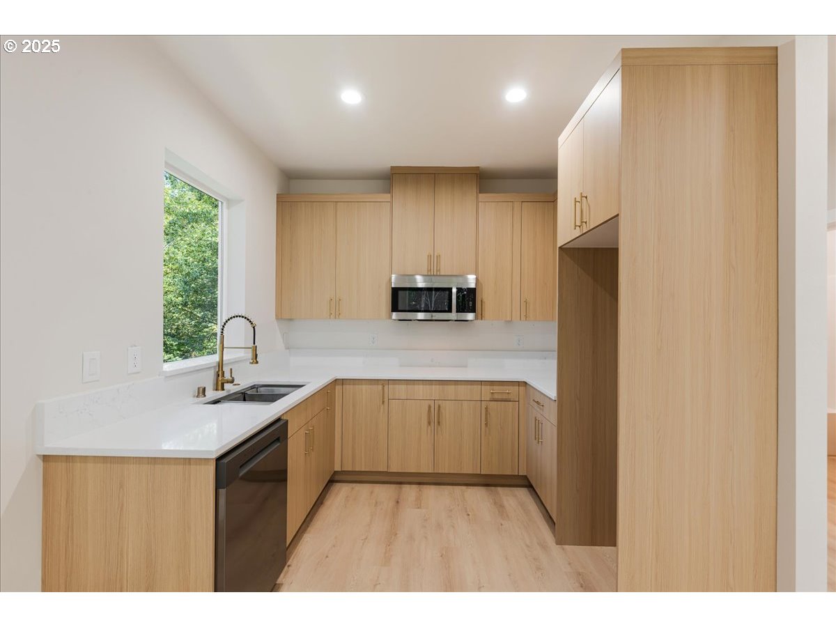 937 EDINBURGH CT