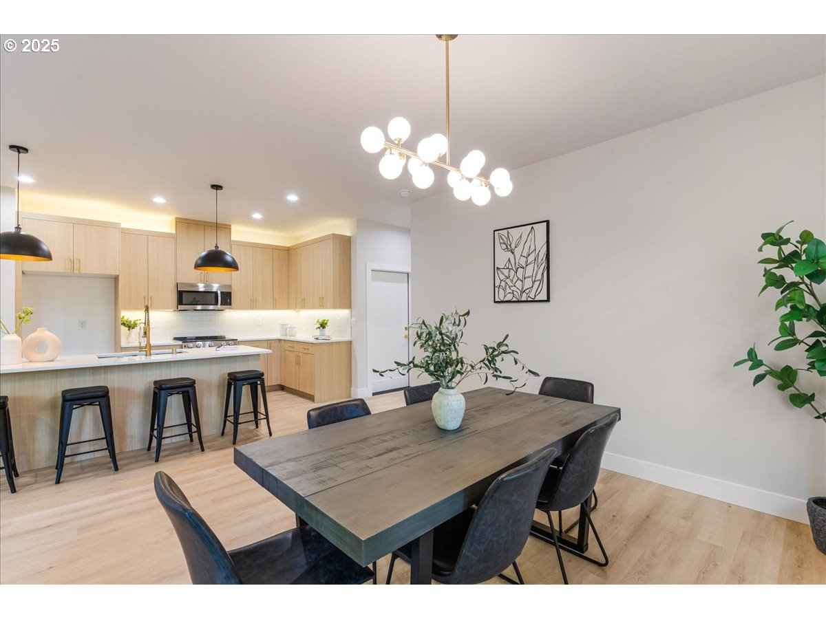 937 EDINBURGH CT