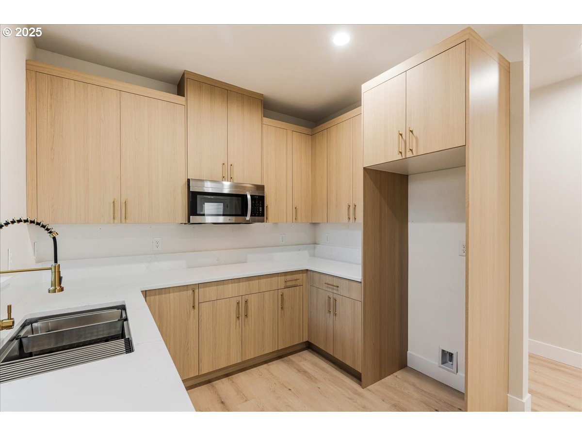 937 EDINBURGH CT