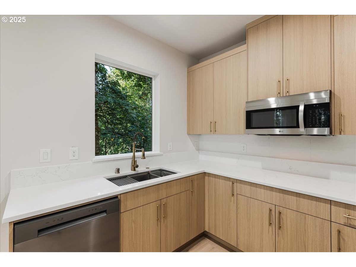 937 EDINBURGH CT