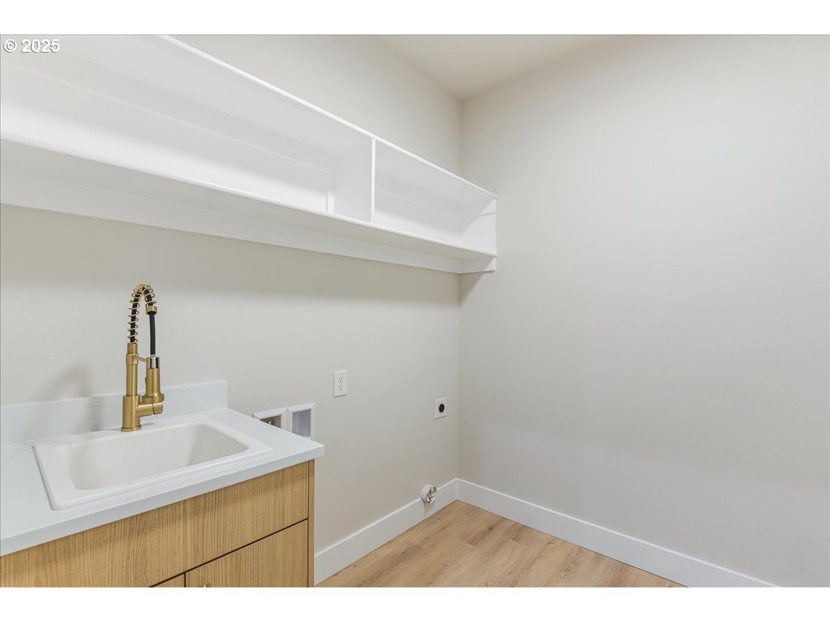 937 EDINBURGH CT
