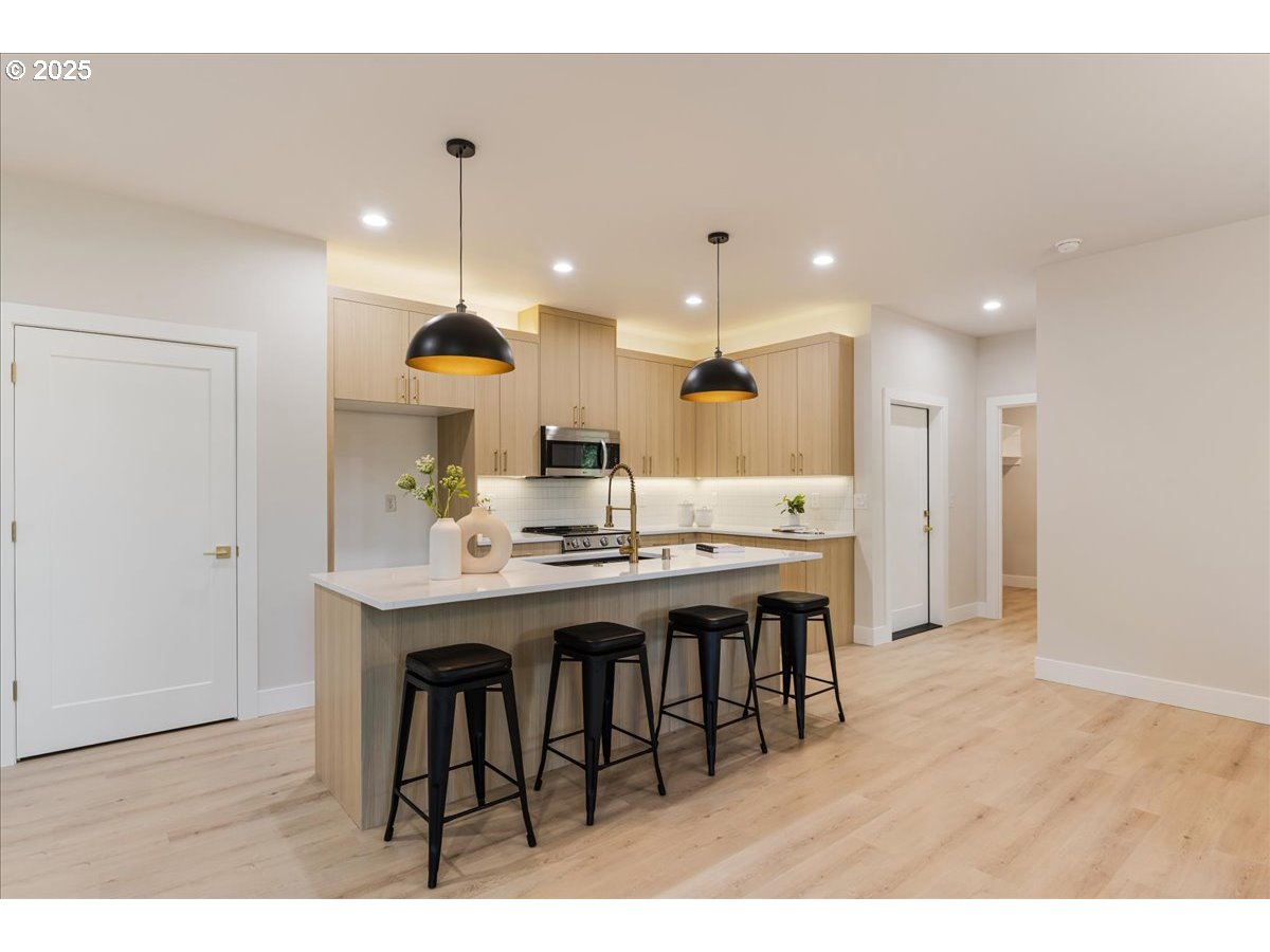937 EDINBURGH CT