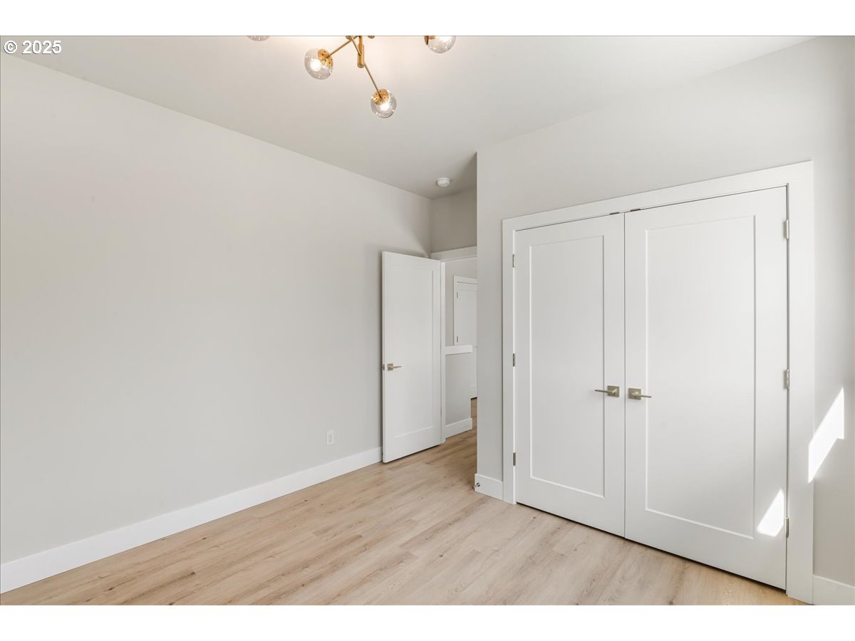 937 EDINBURGH CT