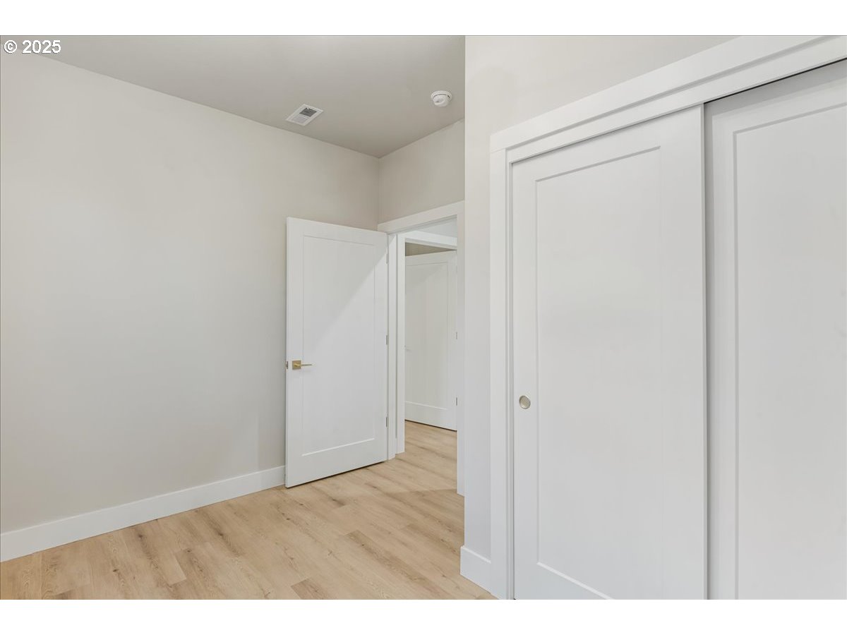 937 EDINBURGH CT