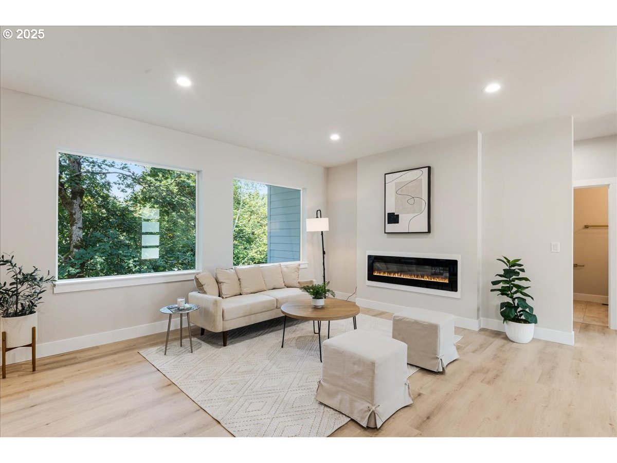 937 EDINBURGH CT