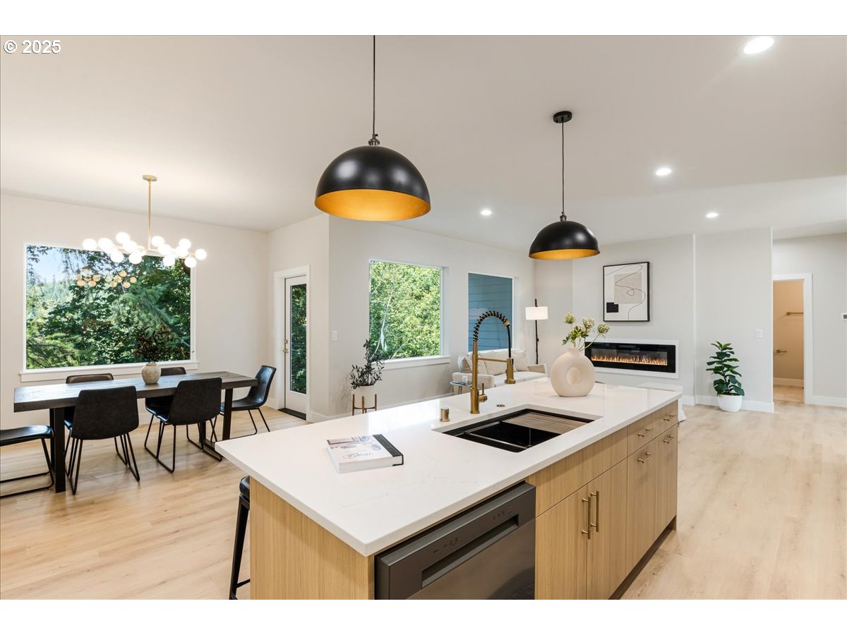 937 EDINBURGH CT