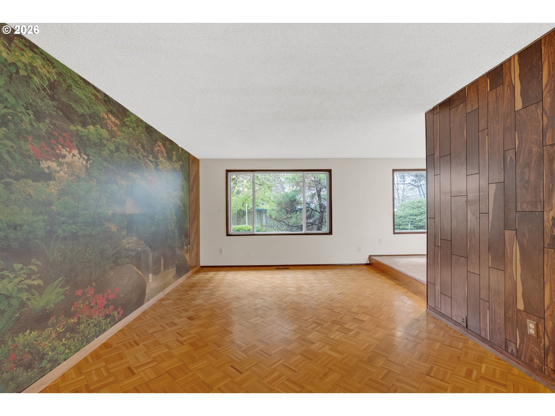 211 SW ROYAL CT