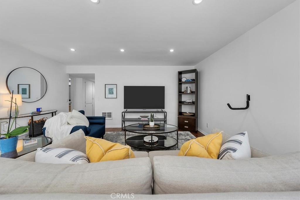 741 W 24th Street 6