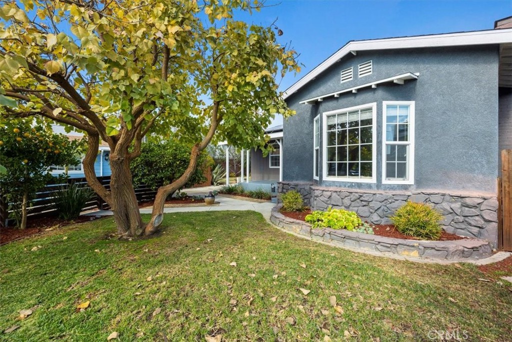 2067 Lomita