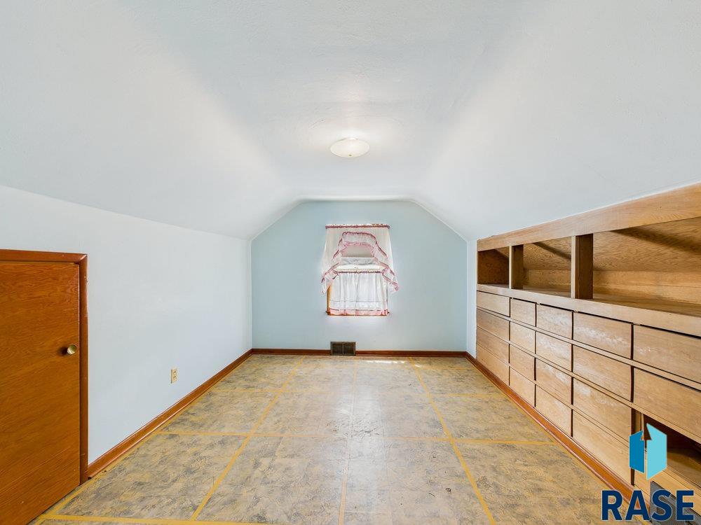 1721 W 11th St