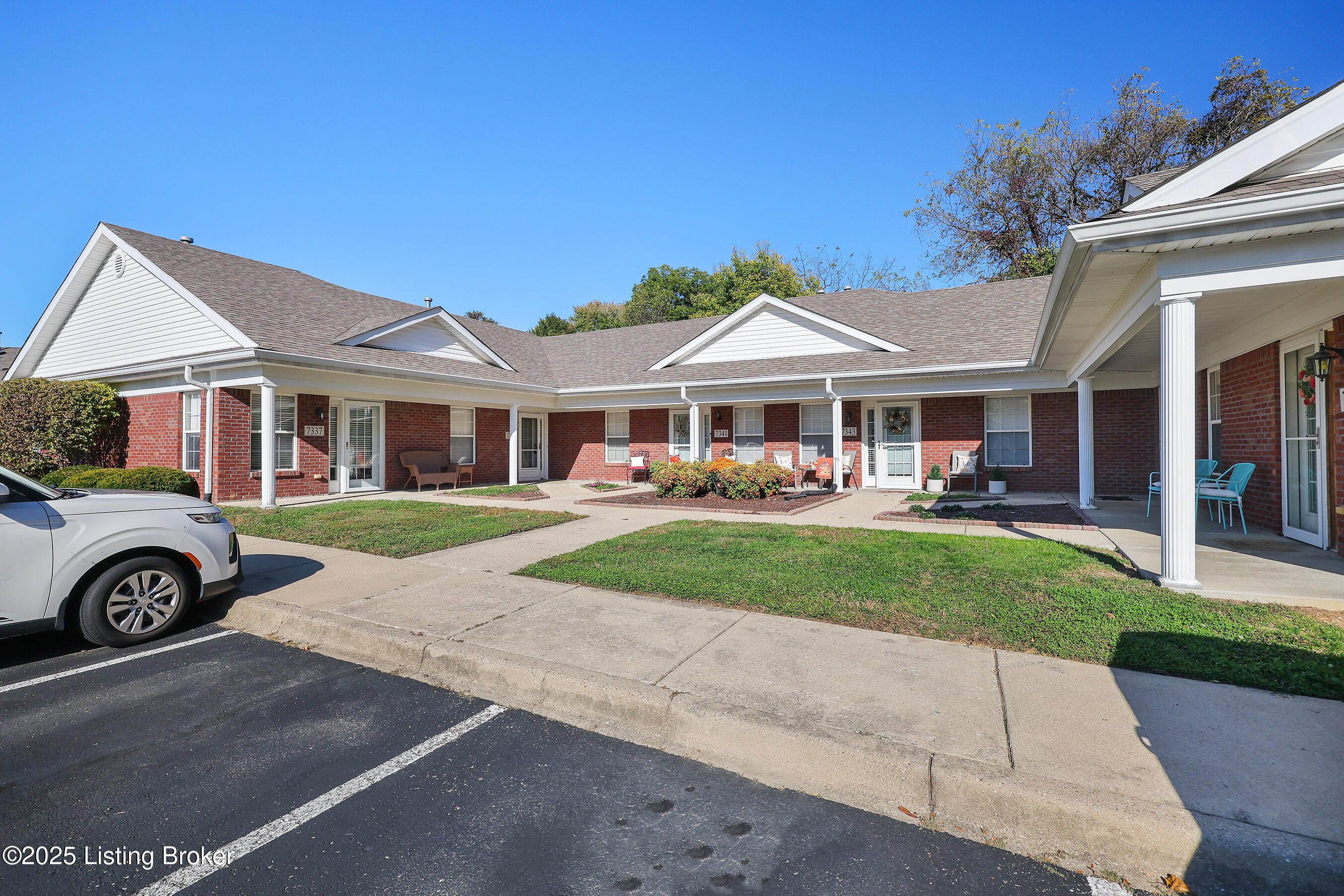 7339 Fox hollolw Way, Louisville