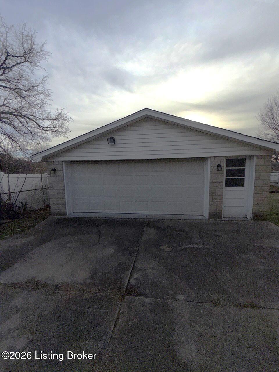 5204 Mercury Dr