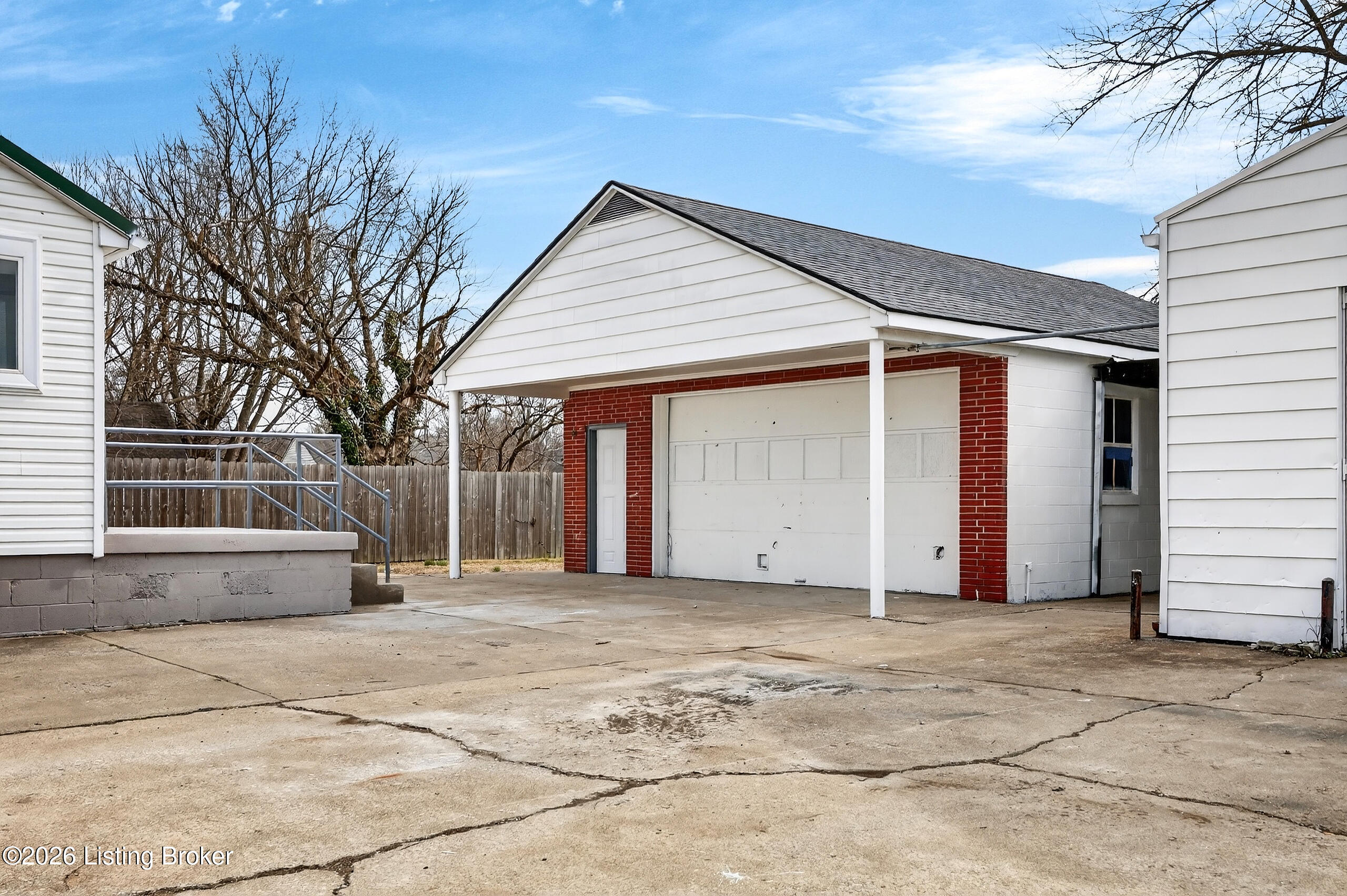 2414 Thomas Ave
