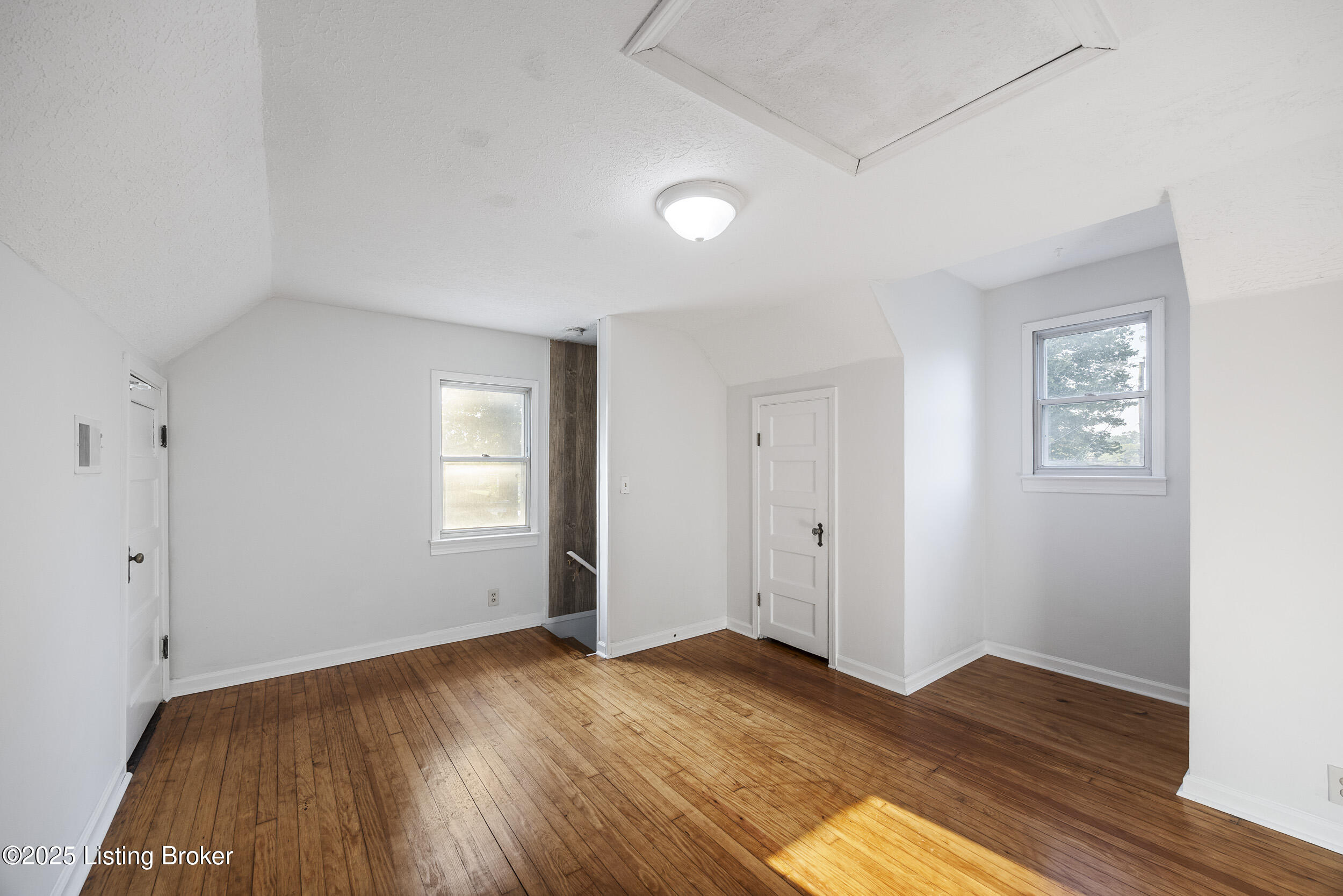 1123 W Whitney Ave