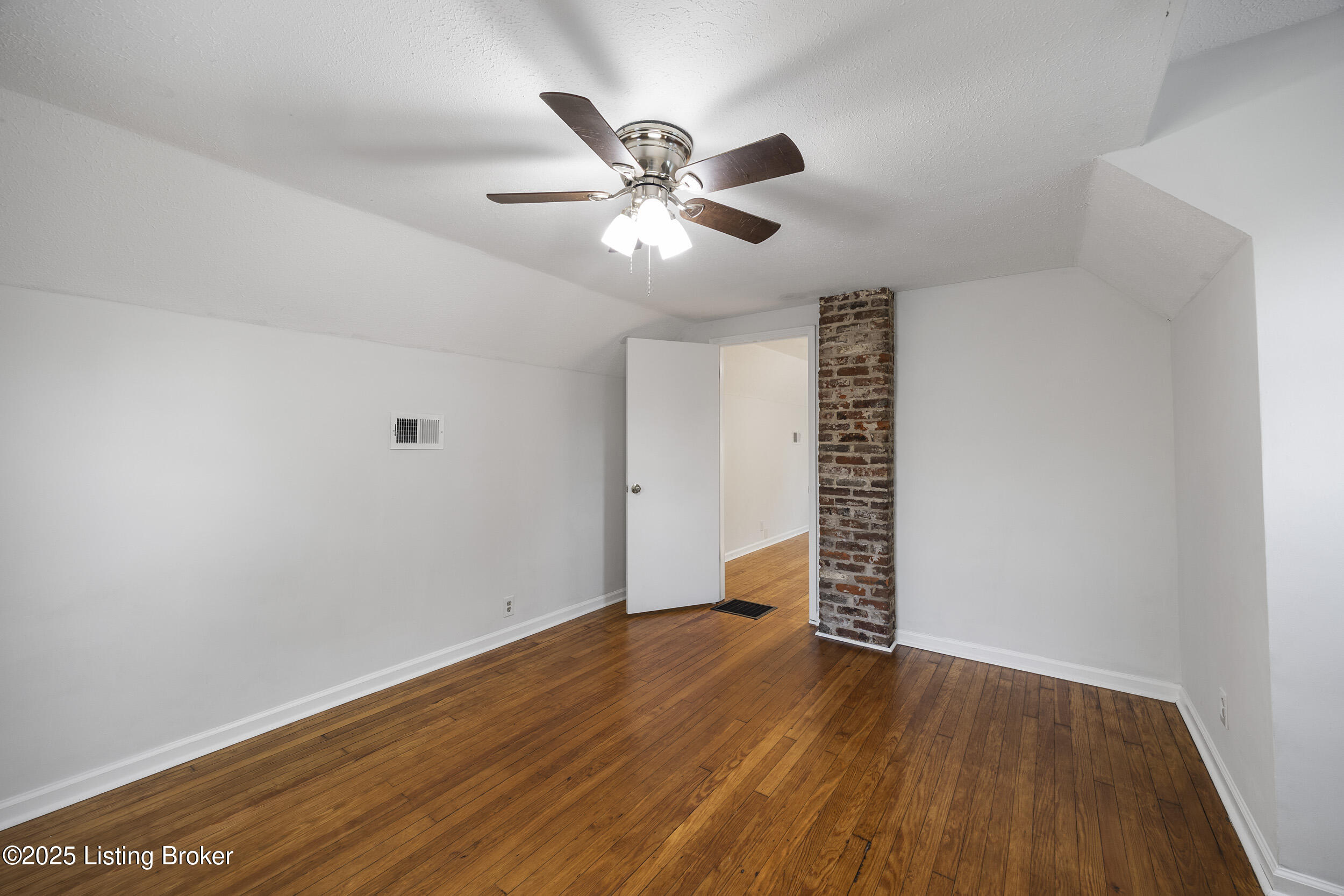1123 W Whitney Ave