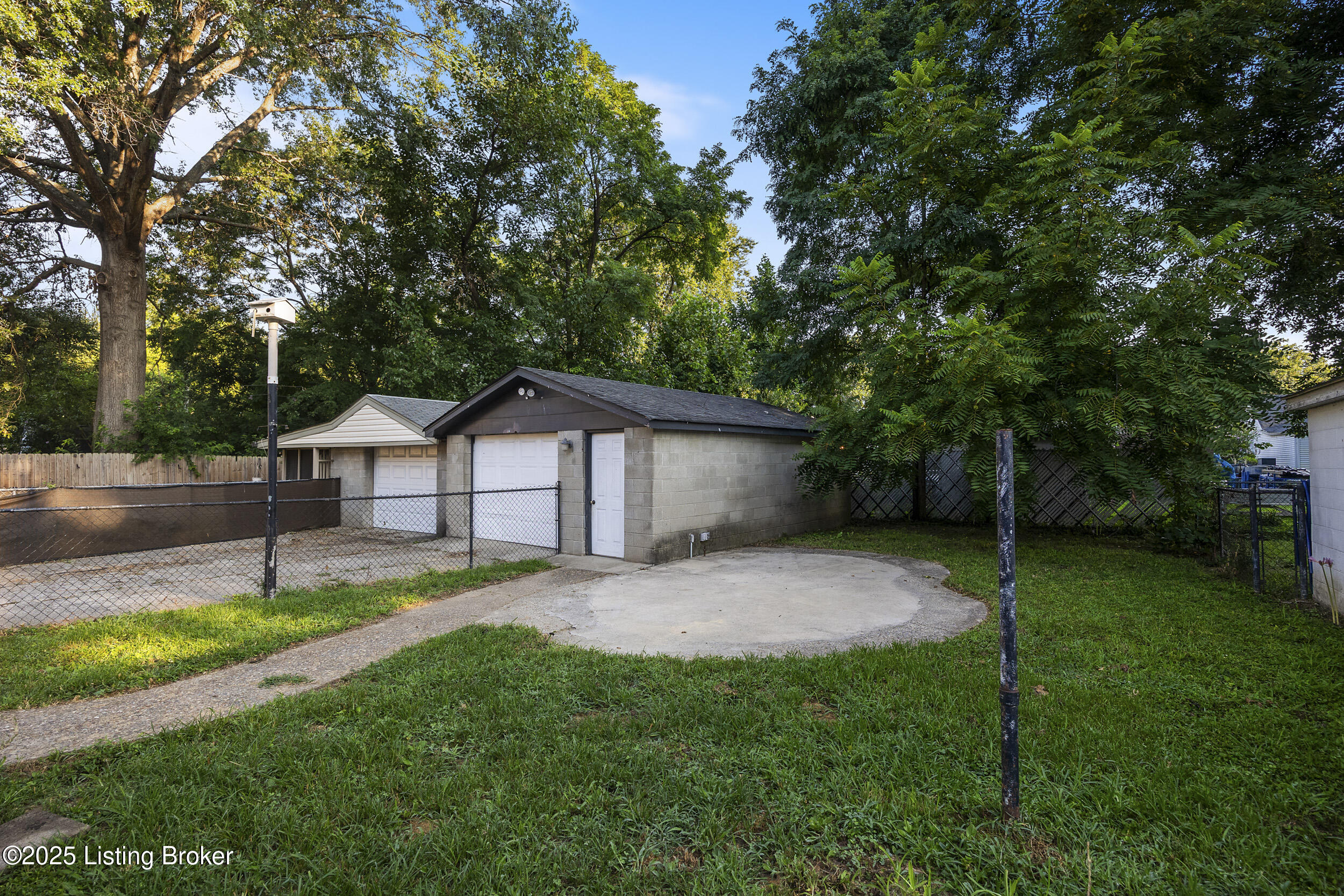 1123 W Whitney Ave