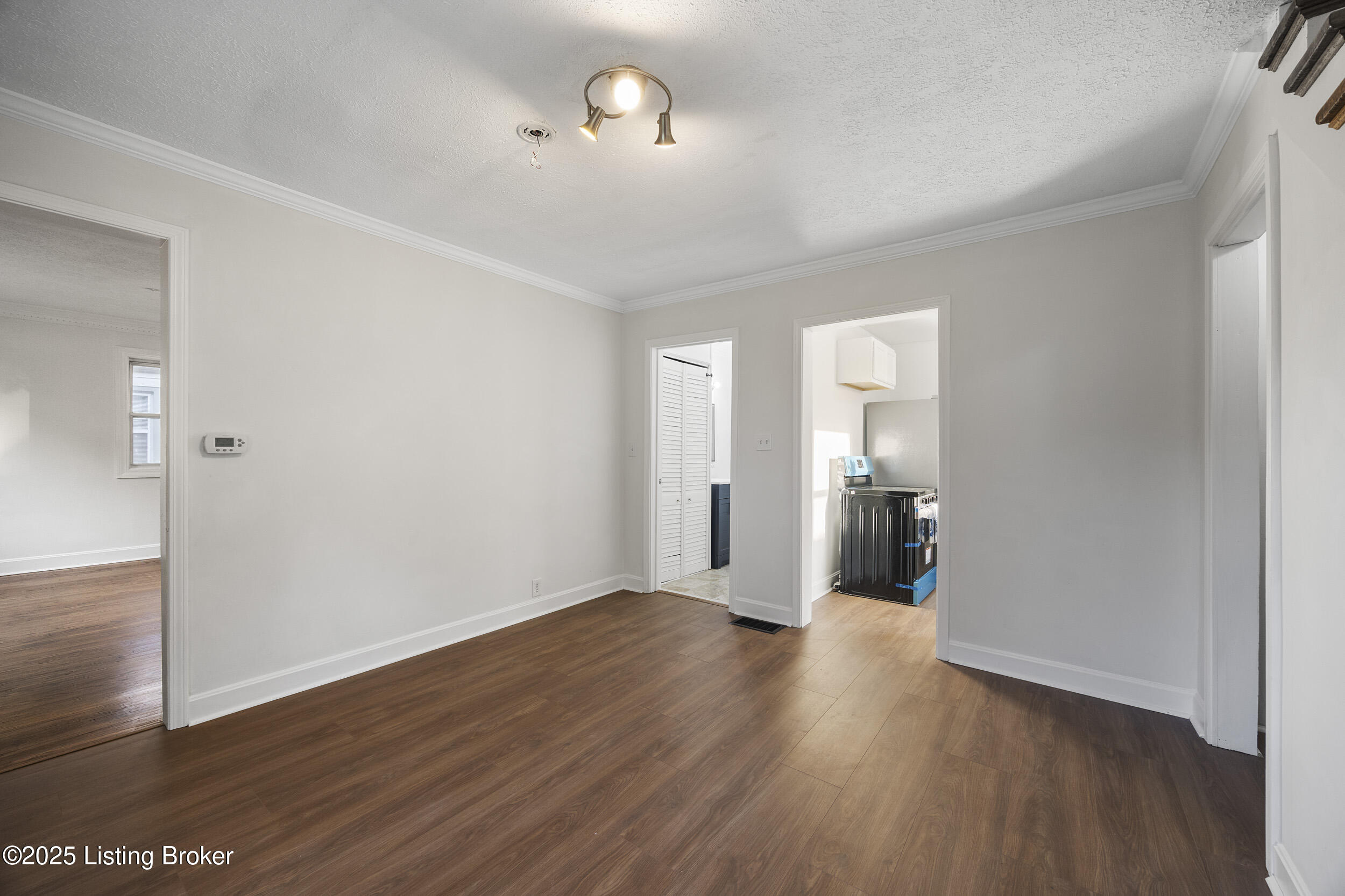 1123 W Whitney Ave