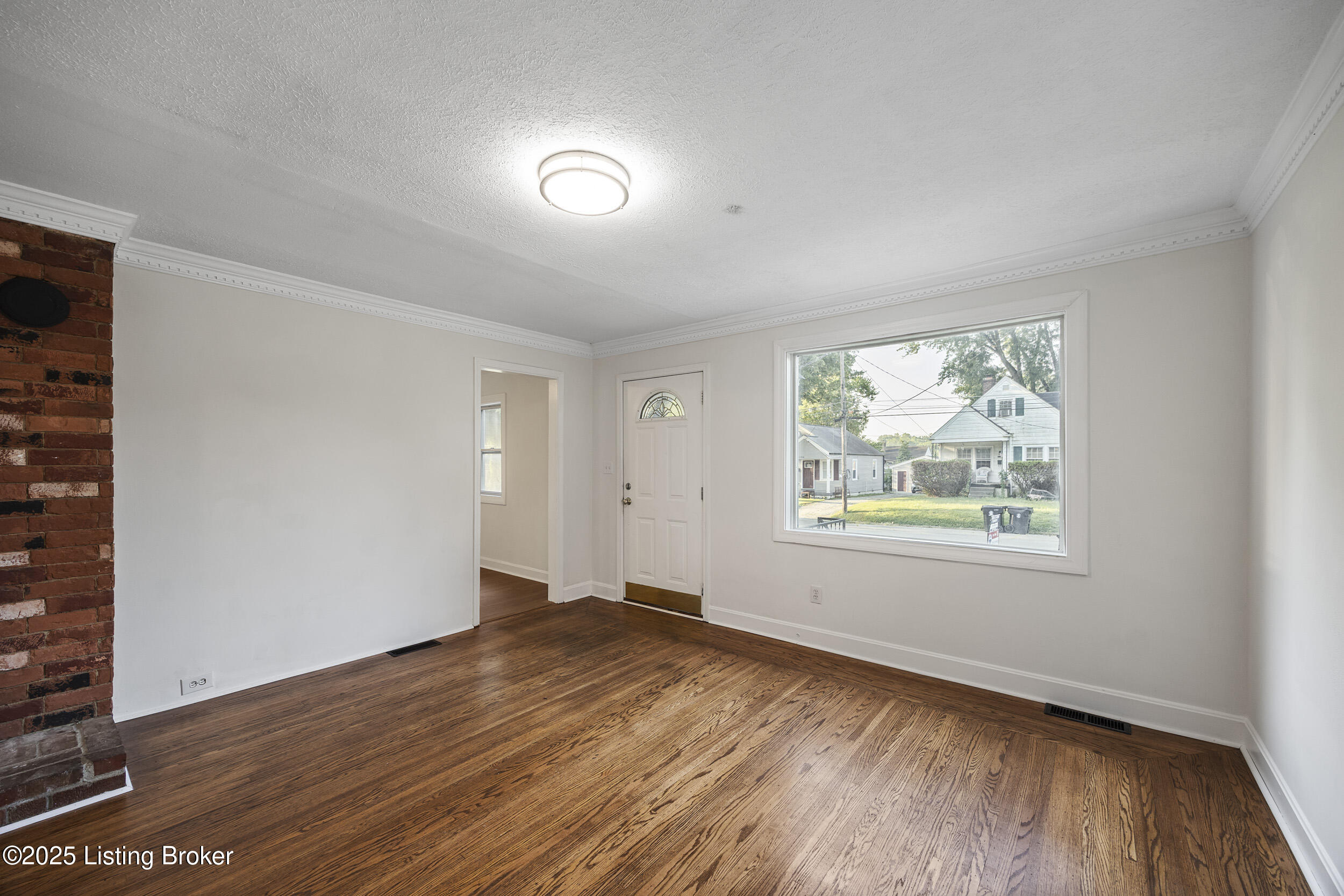 1123 W Whitney Ave