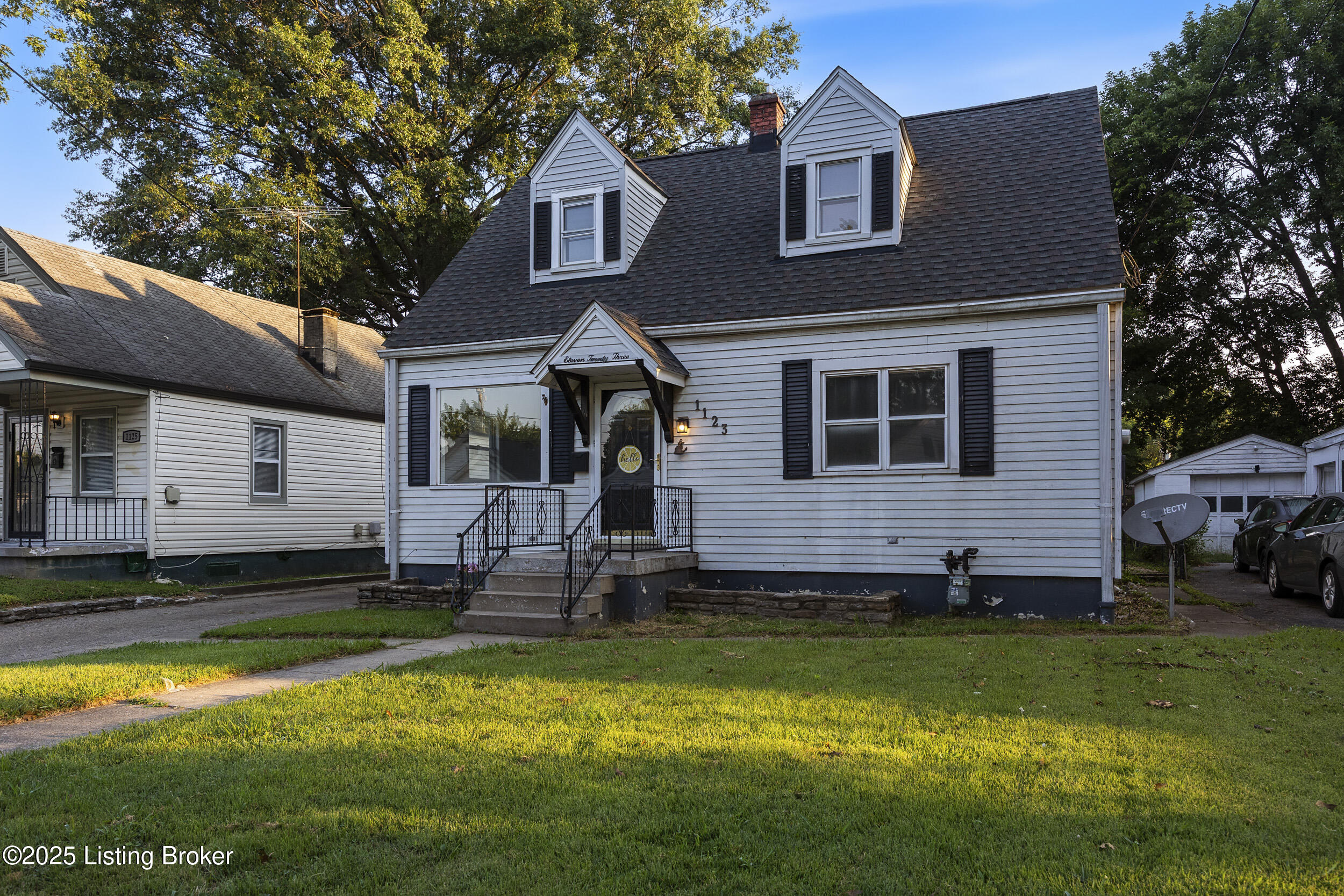 1123 W Whitney Ave