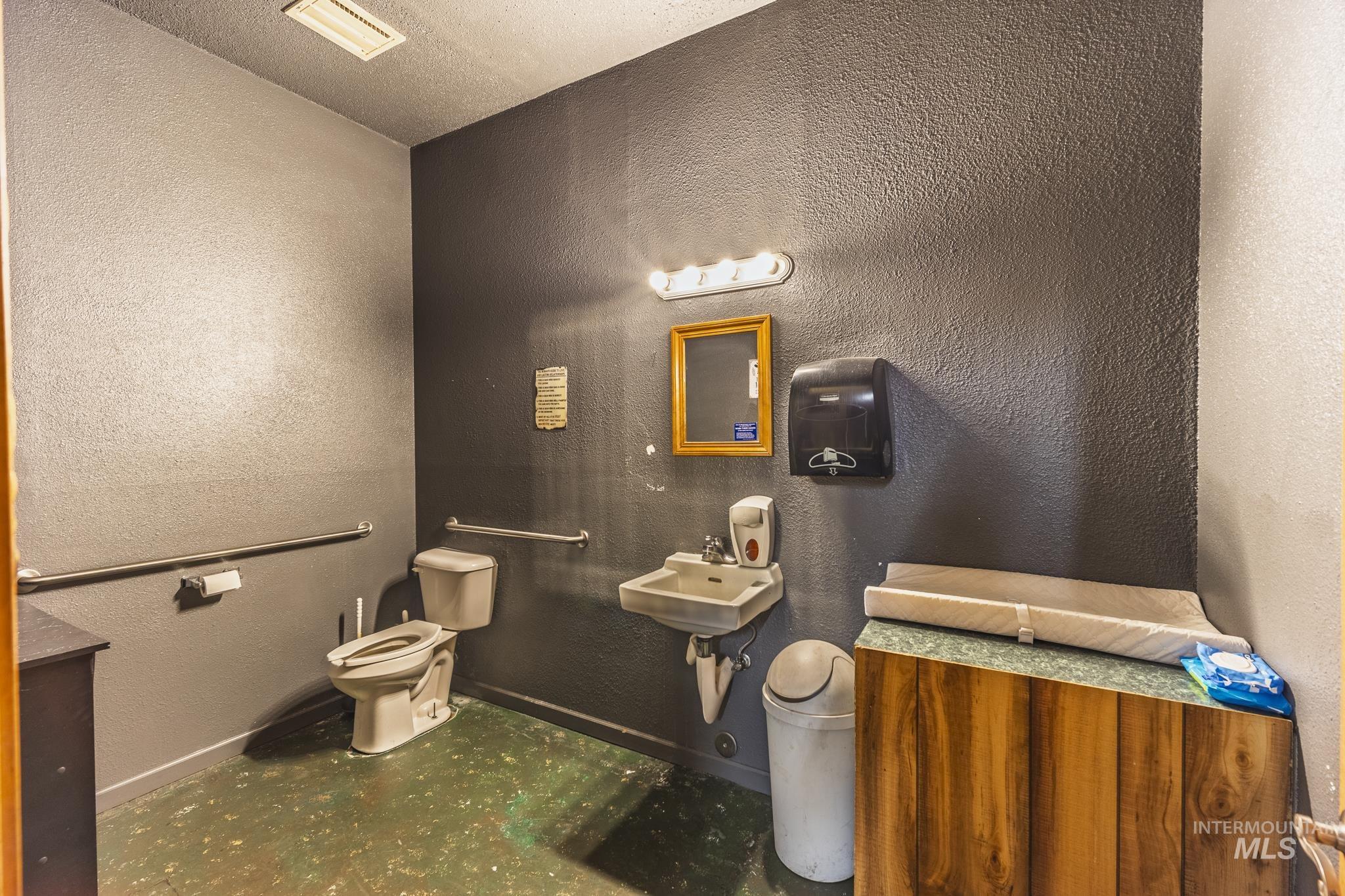603 N Front Street - The Hangout
