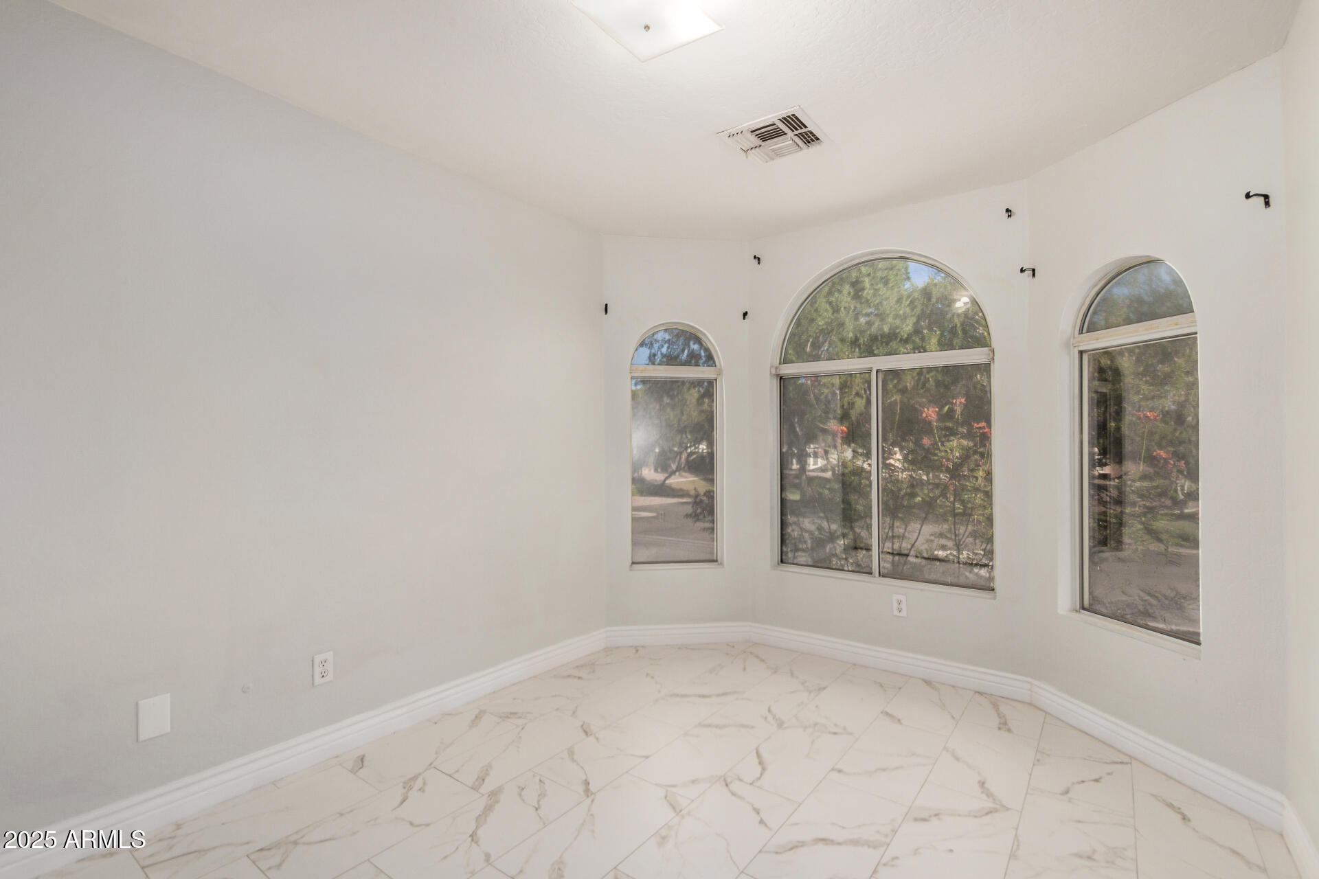 2221 E UNION HILLS Drive, 113